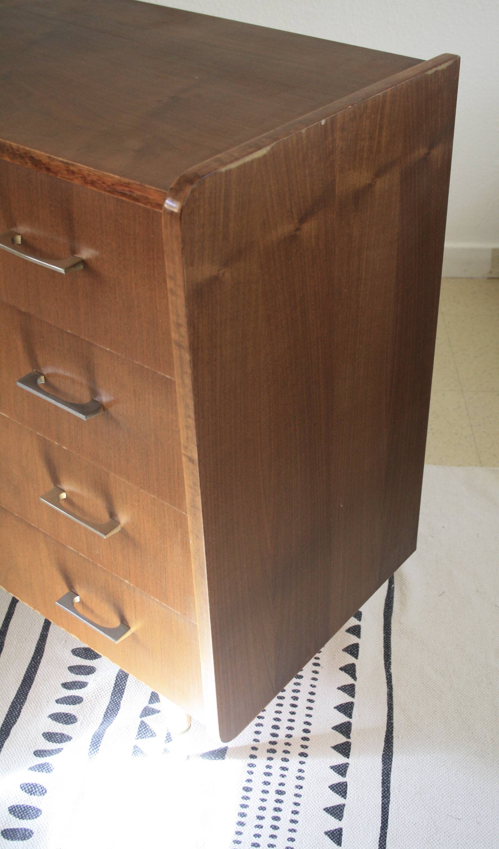 Commode pieds fuseaux