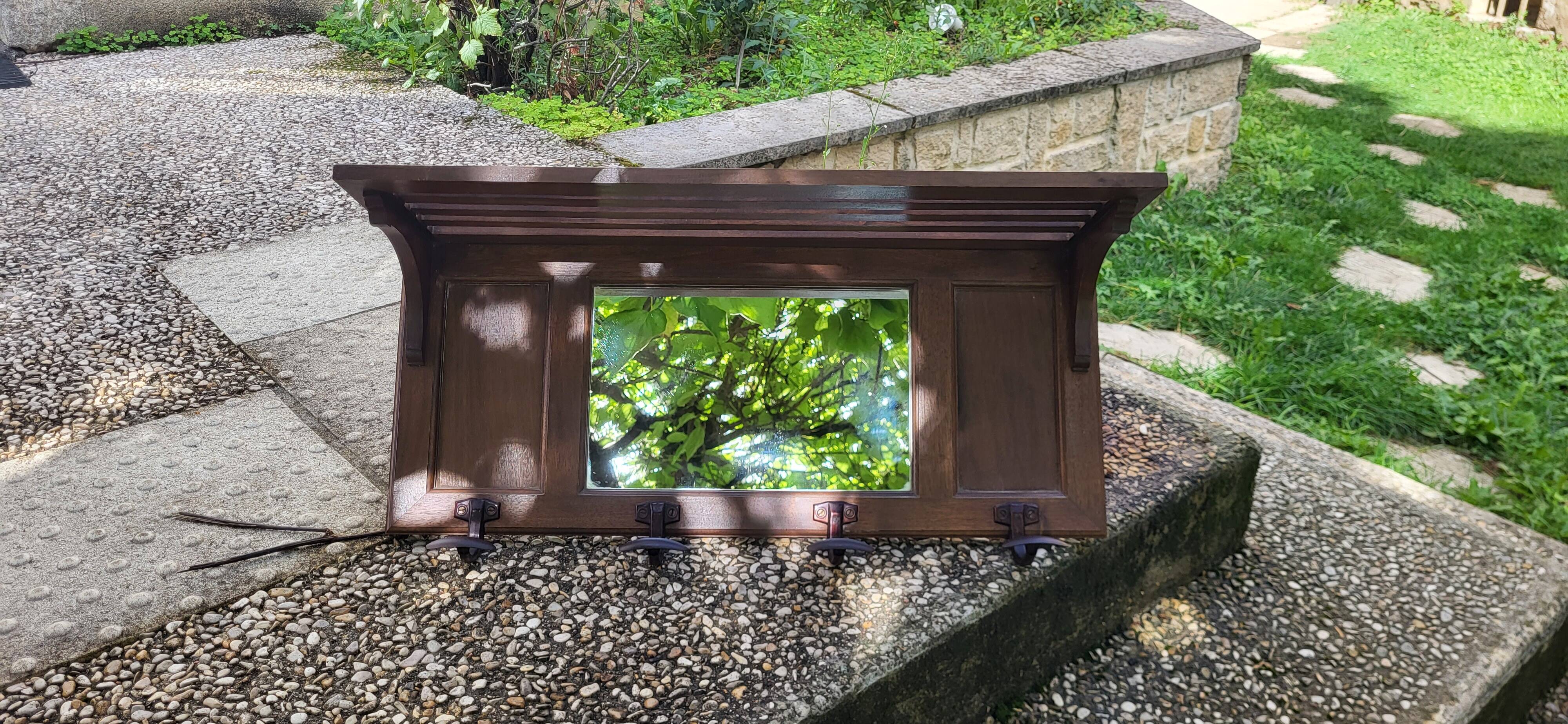 Entrance hall, wall-mounted coat rack