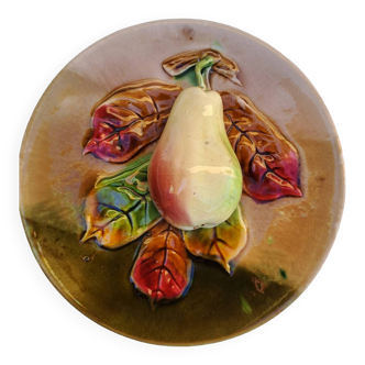 Assiette barbotine poire en relief
