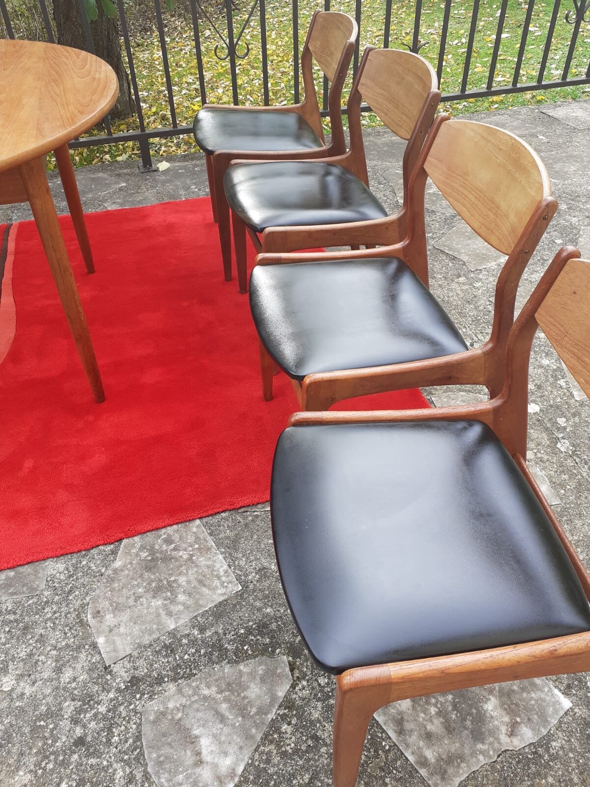 Roundtable with extension cords and chairs from the 1960s