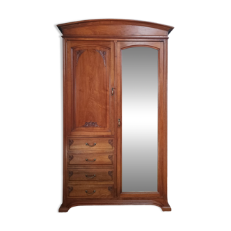 Armoire Art Nouveau en noyer sculpté