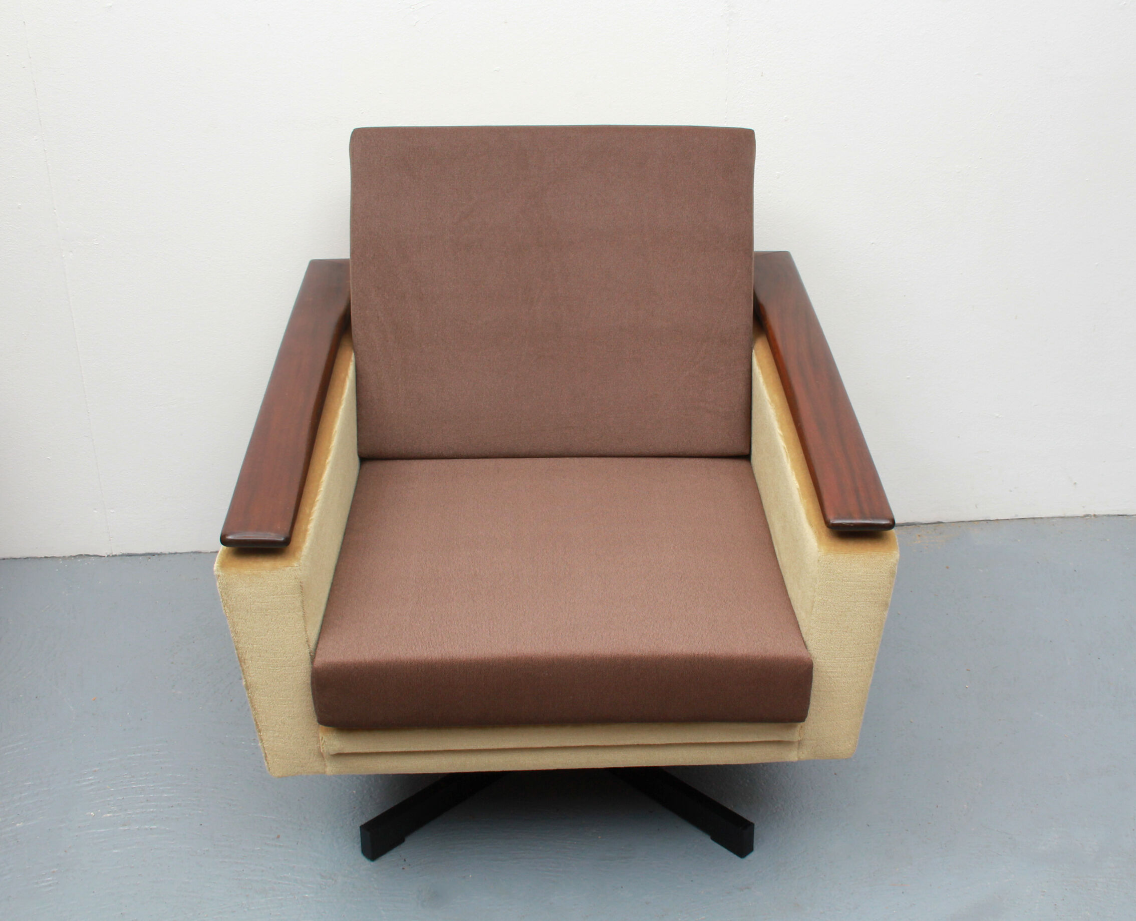 Fauteuil pivotant des années 1960 en mohair-velours