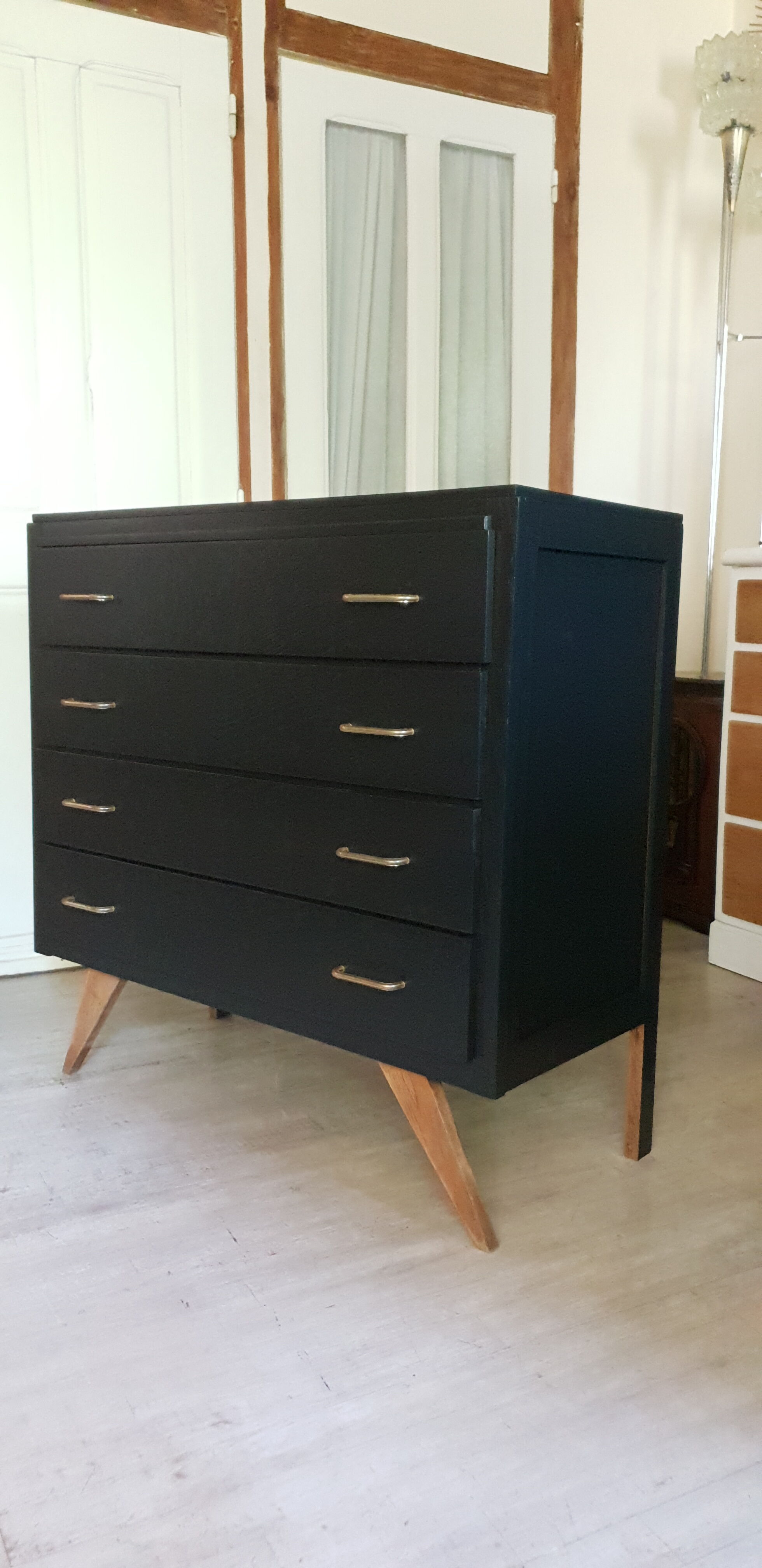 Dresser black compass feet