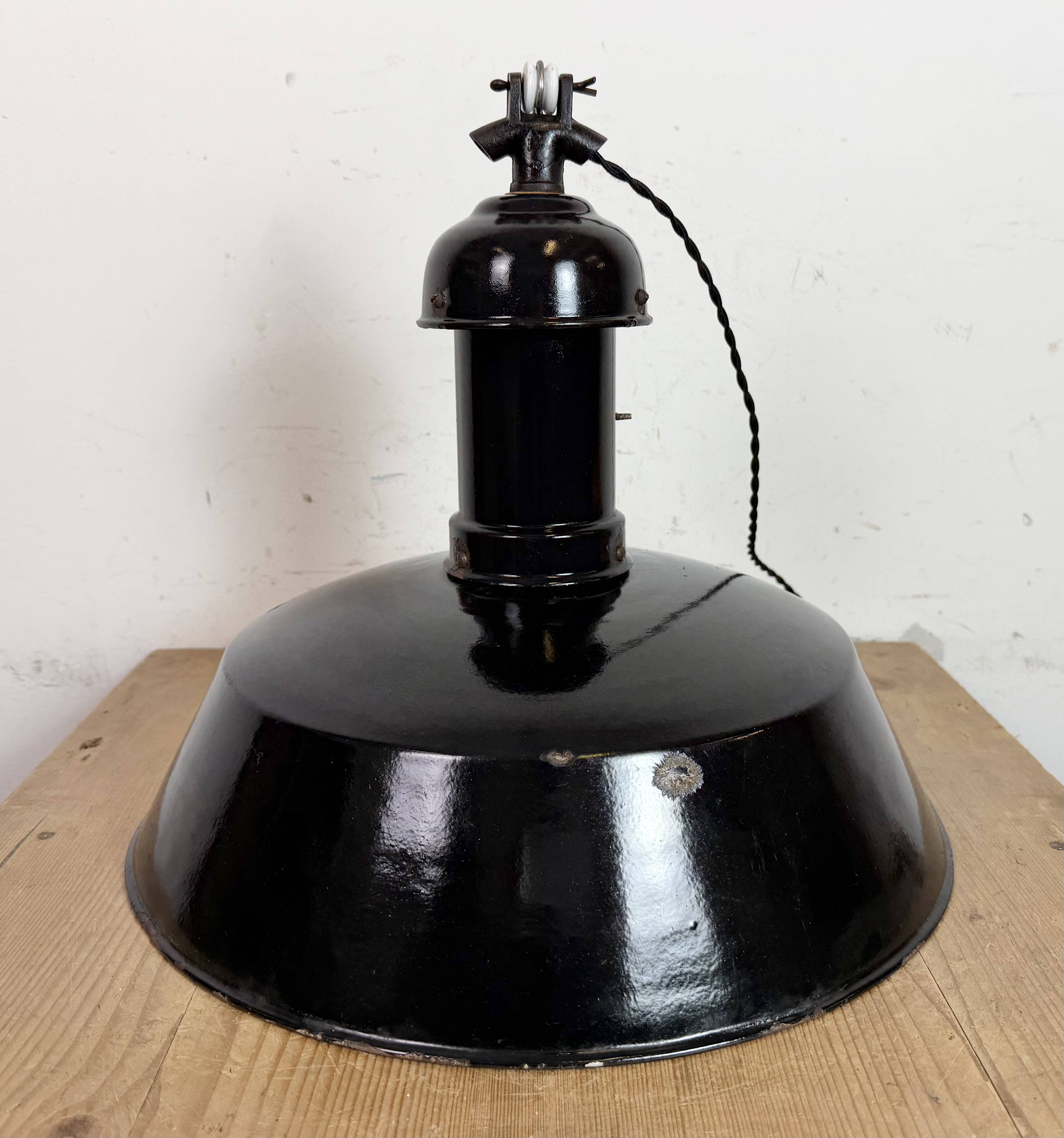 Lampe suspendue Bauhaus en émail noir industriel, années 1930