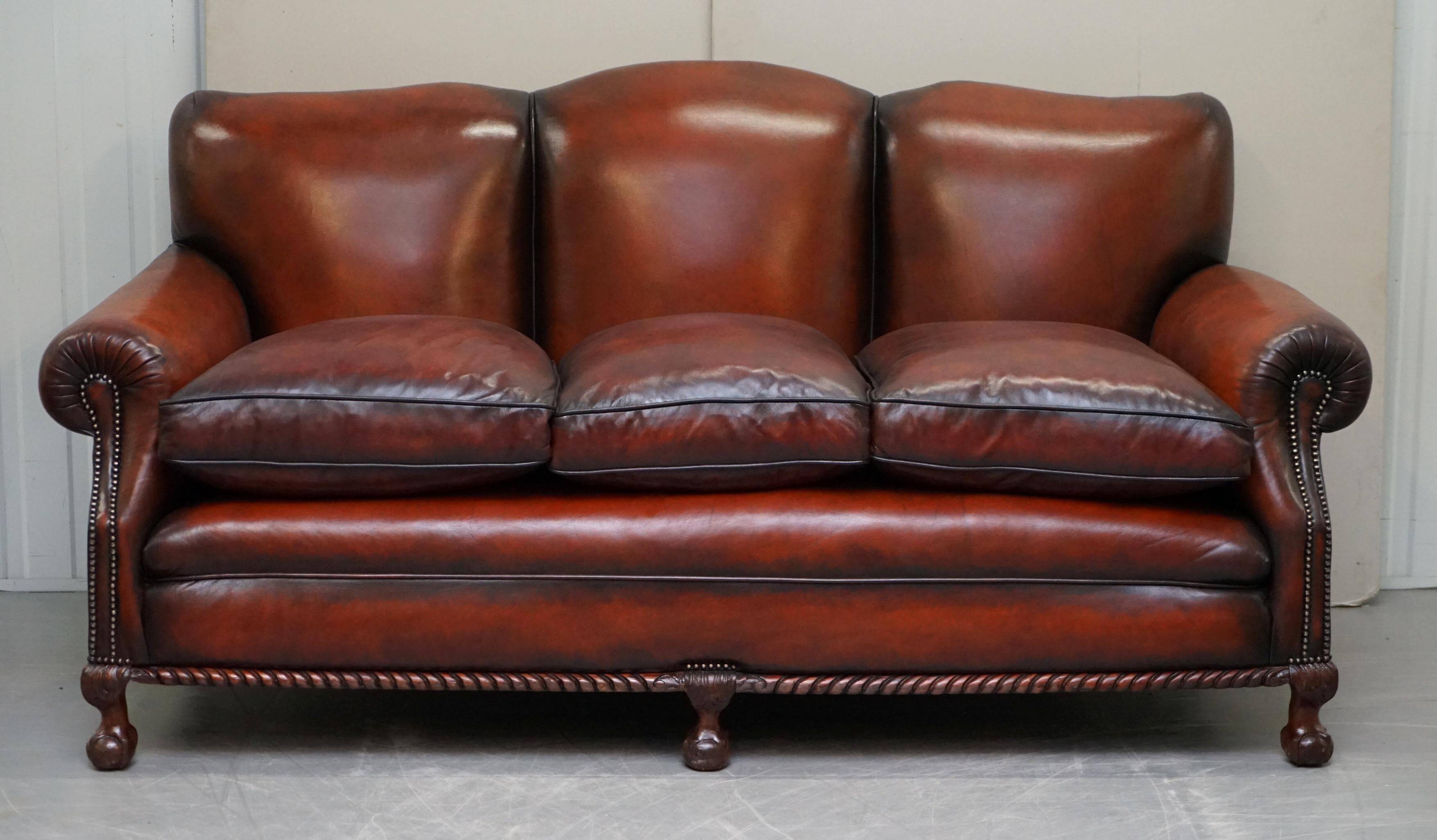 Sofa victorien restauré en cuir avec pieds en griffe et coussins en plumes