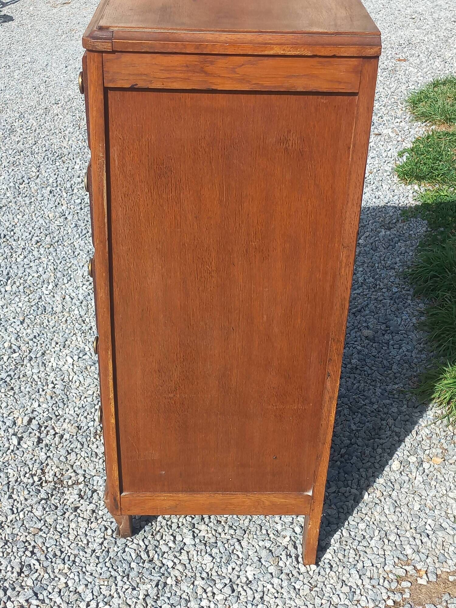 Vintage oak chest of drawers with 5 drawers from the 1950s.