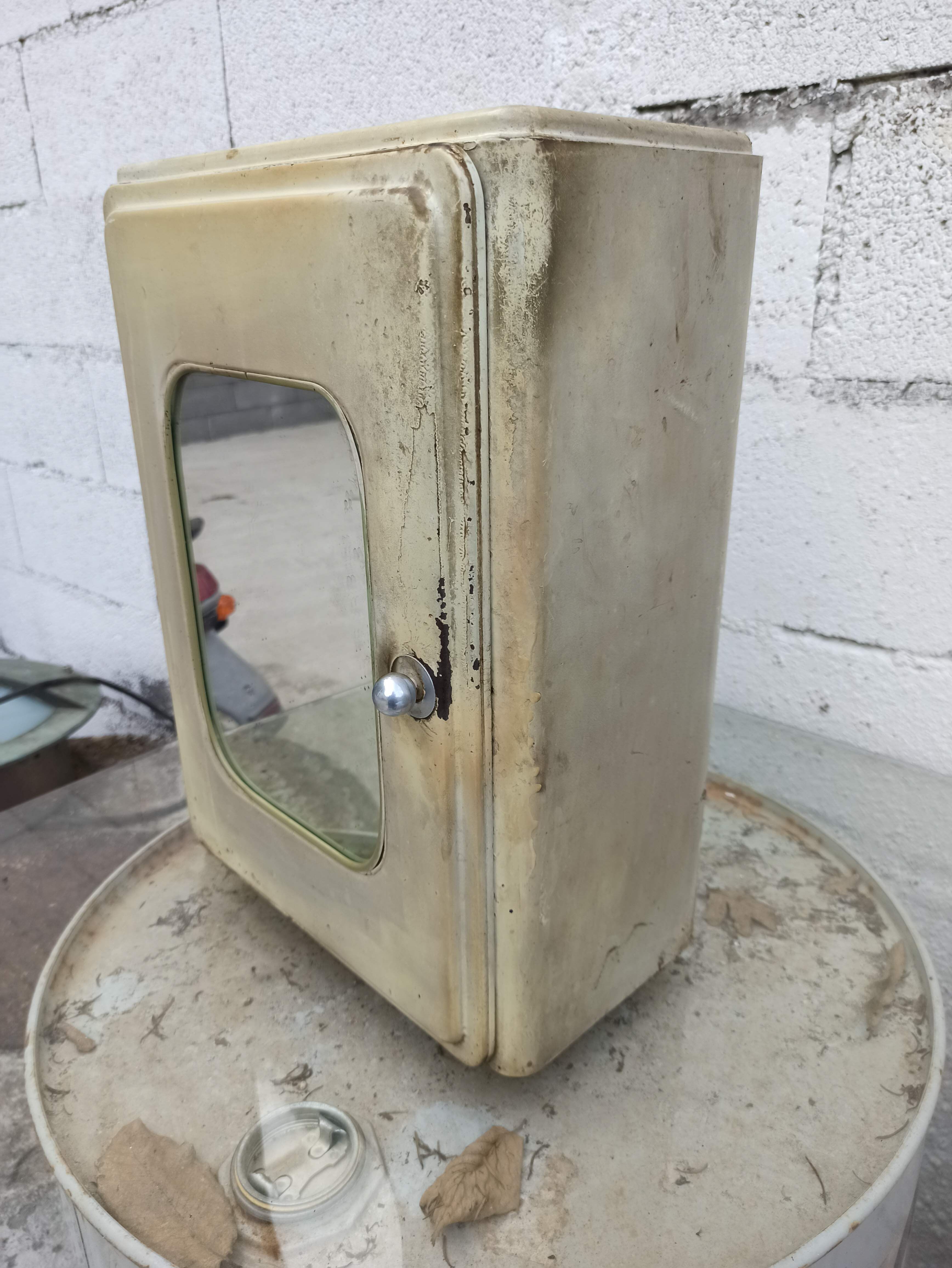 Medicine cabinet in mirror painted sheet metal