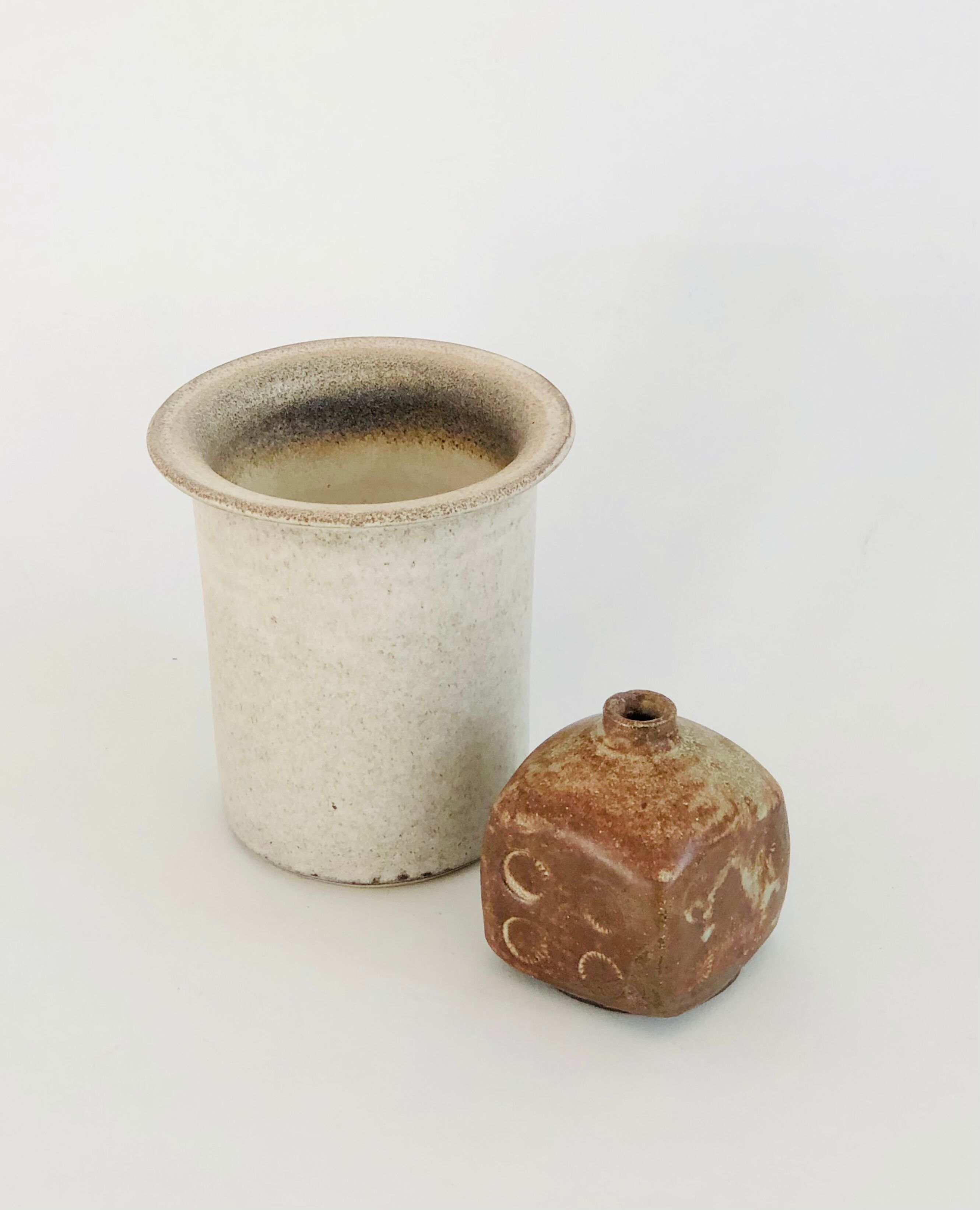 Duo de vases en céramique hollandaise