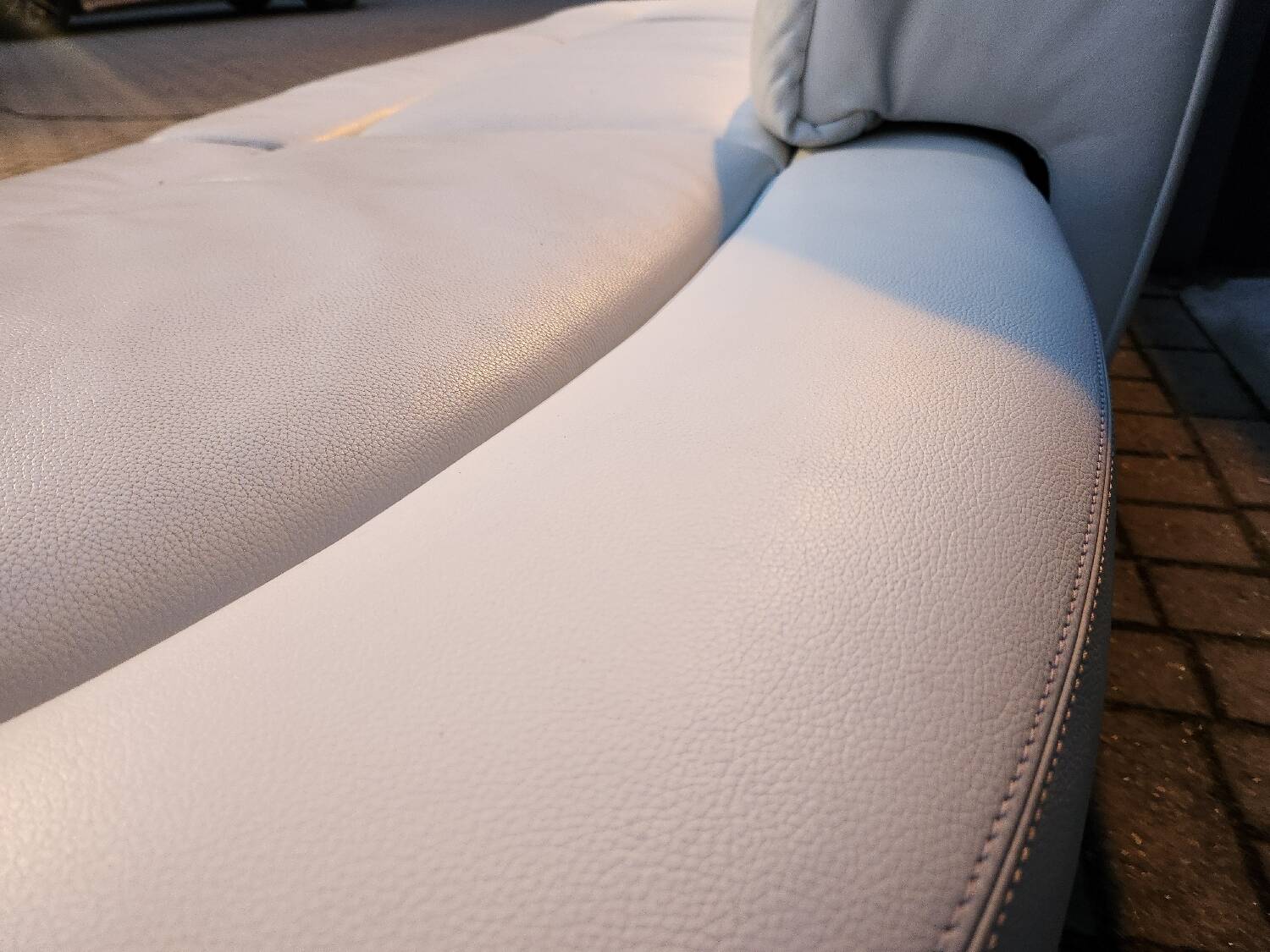 de Sede 1064 (lounge) sofa in Select 2413 snow by Hugo de Ruiter