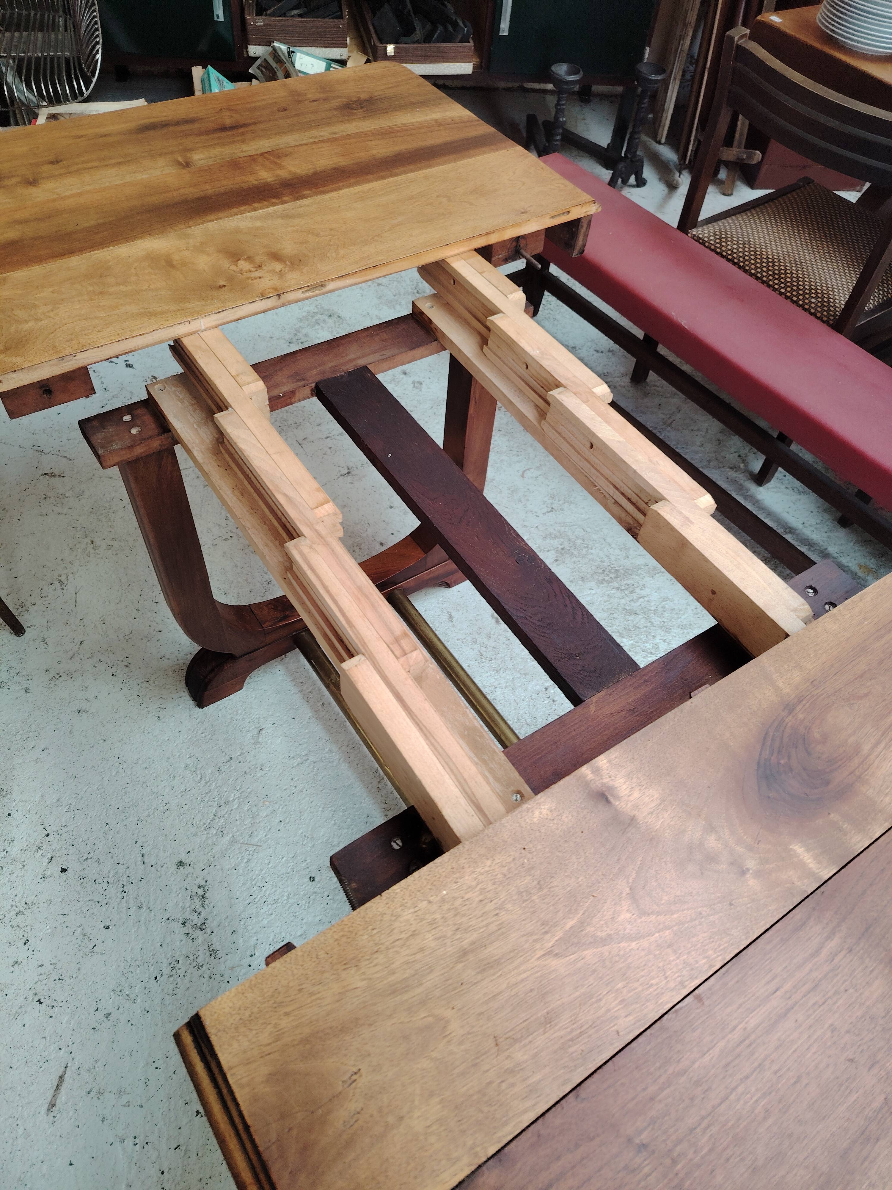 Art Deco extendable table in solid wood and brass.