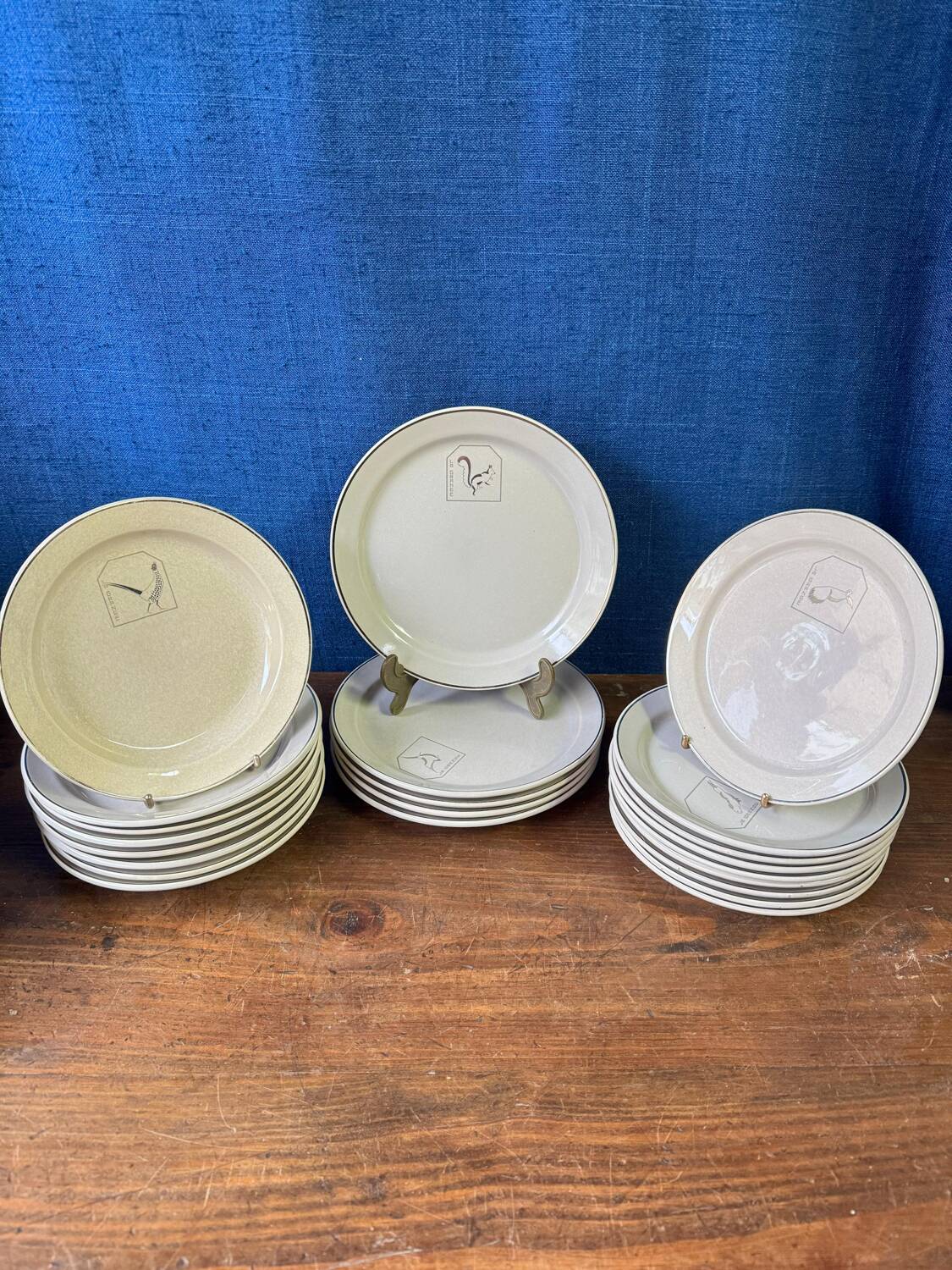 Art Deco hunting service, 22 pieces in ceramic.
