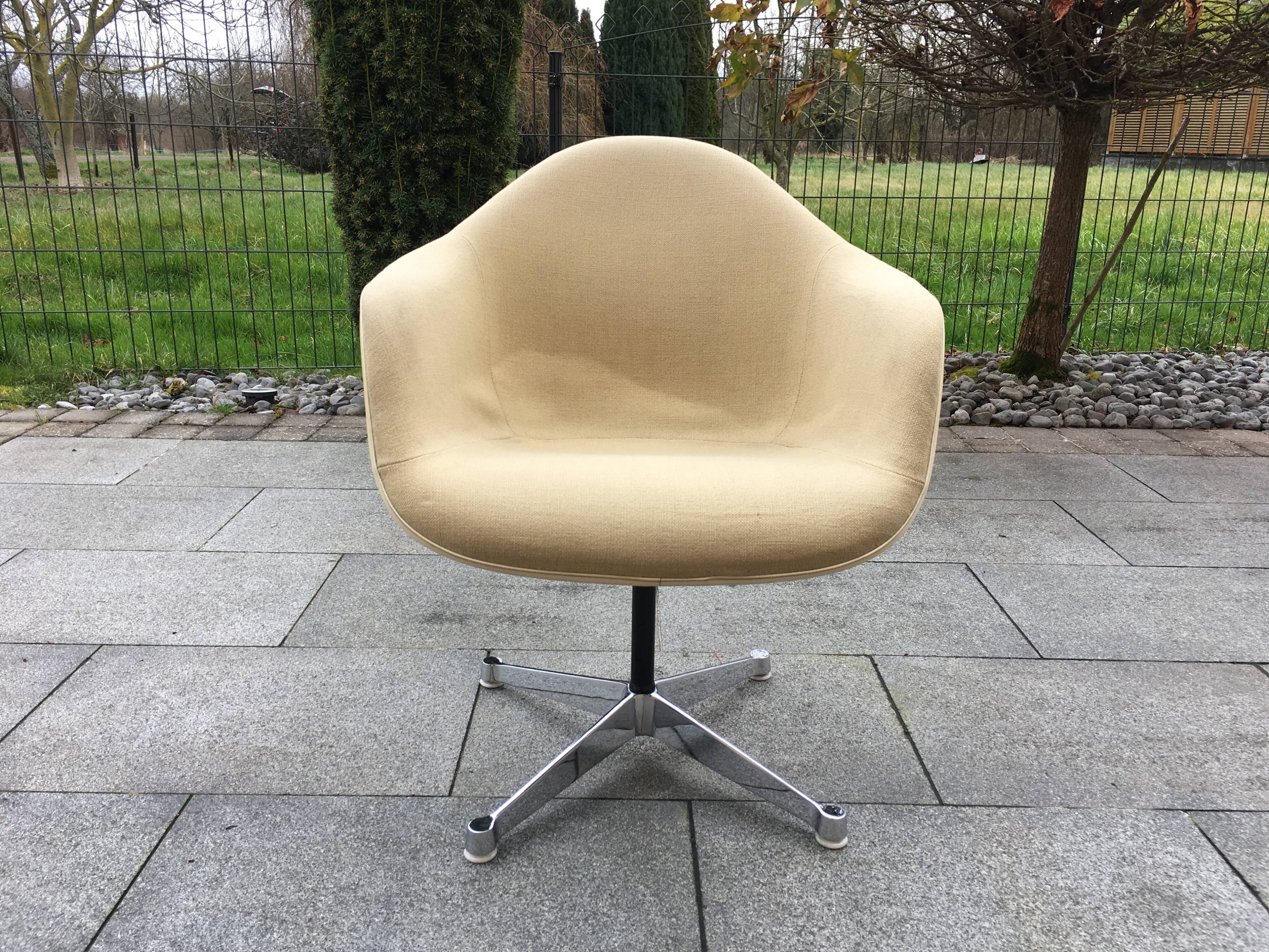 DAT fiberglass Swivel armchair from Charles & Ray Eames, Herman Miller 60s