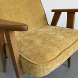 Fauteuil moderne du milieu du siècle restauré en tissu velours jaune et cadre en bois clair