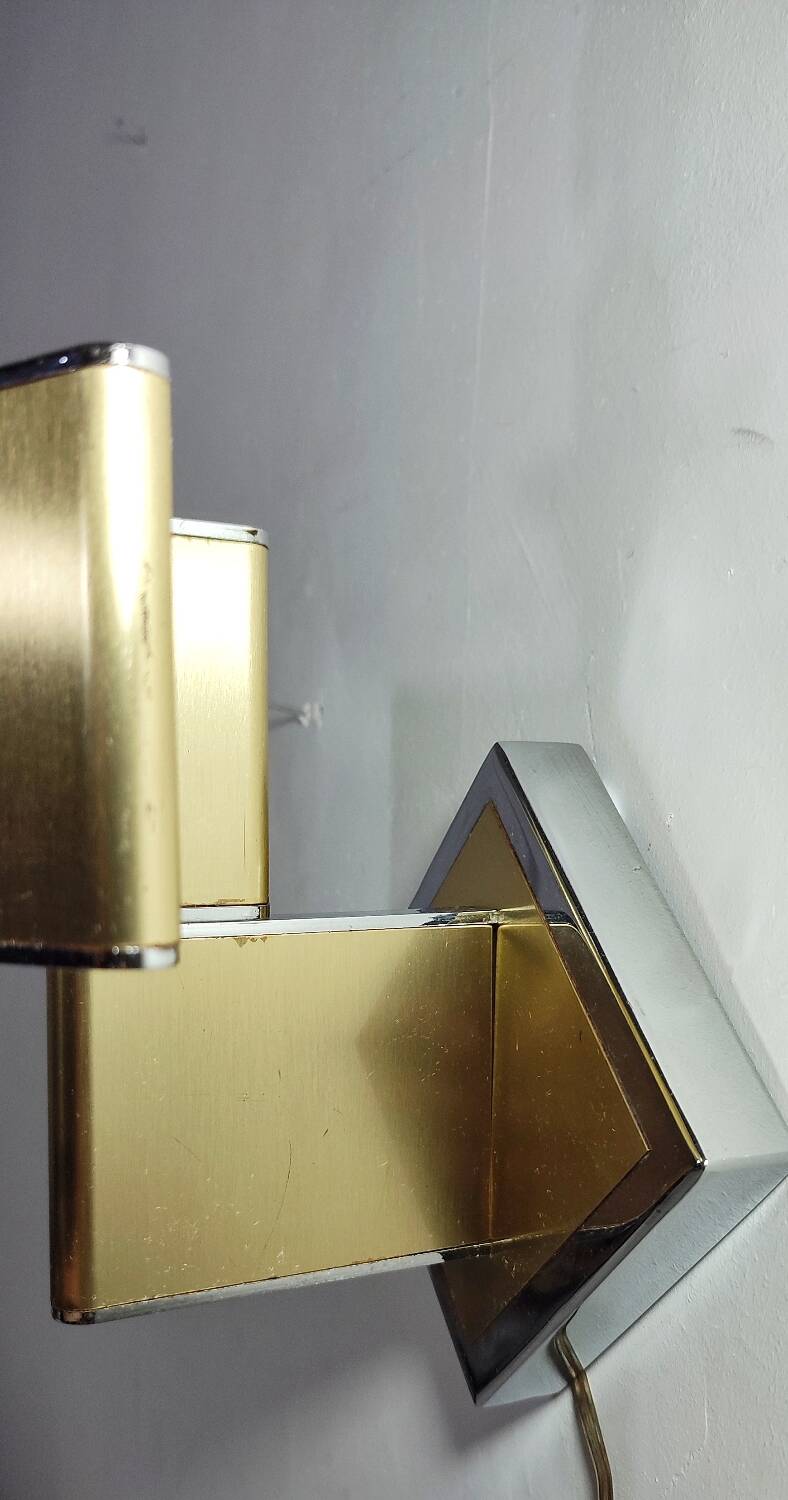 Lámpara de pared metálica. Italia, 1970s.