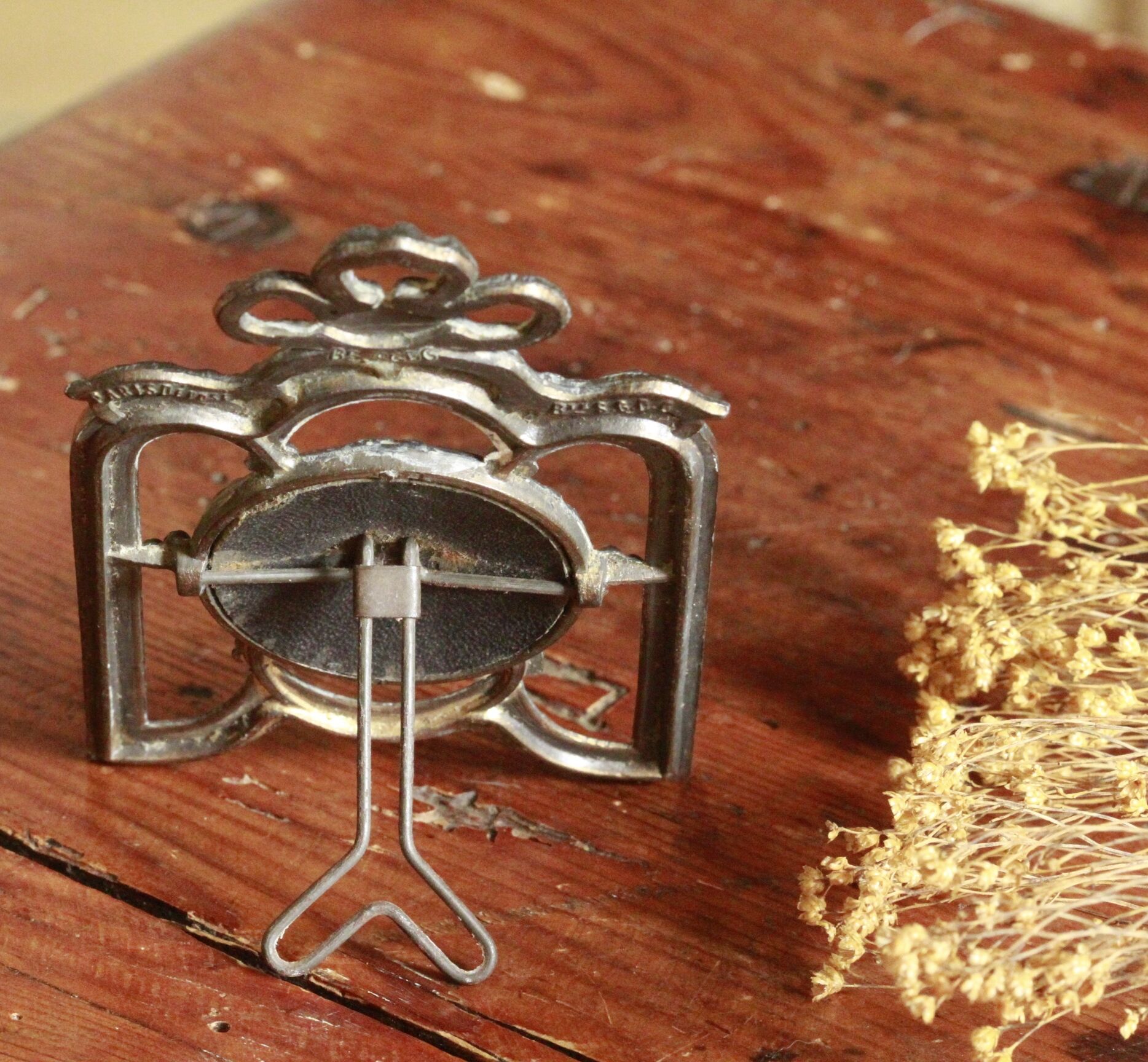 Art deco photo holder