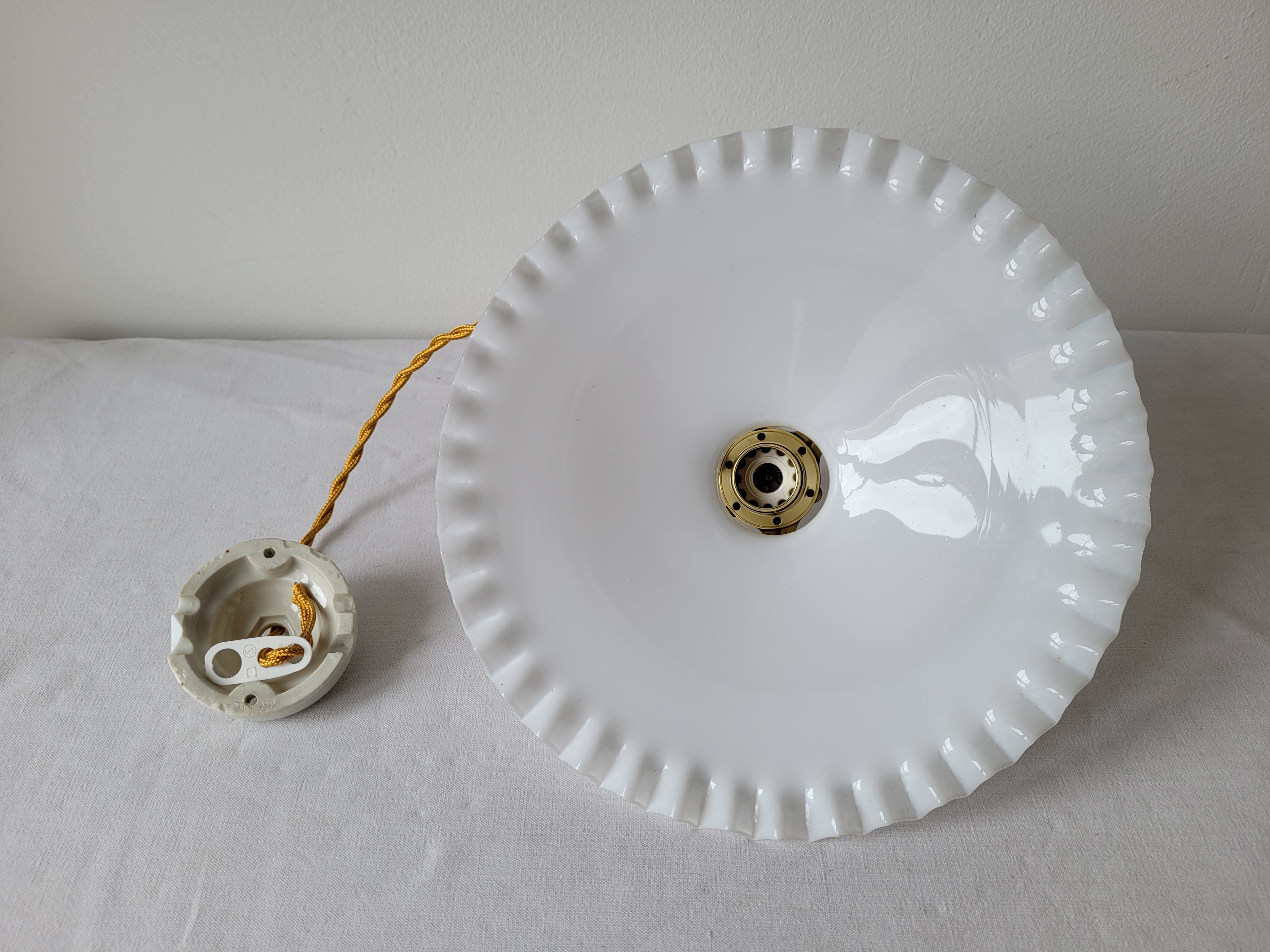 Serrated opaline suspension