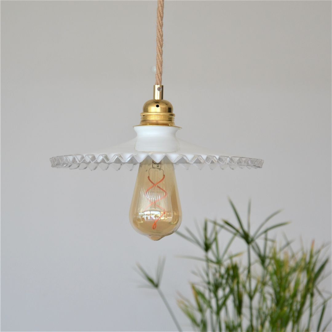 Pleated opaline suspension and jute cord