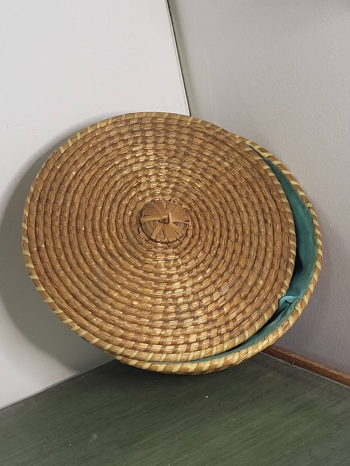 Round straw basket