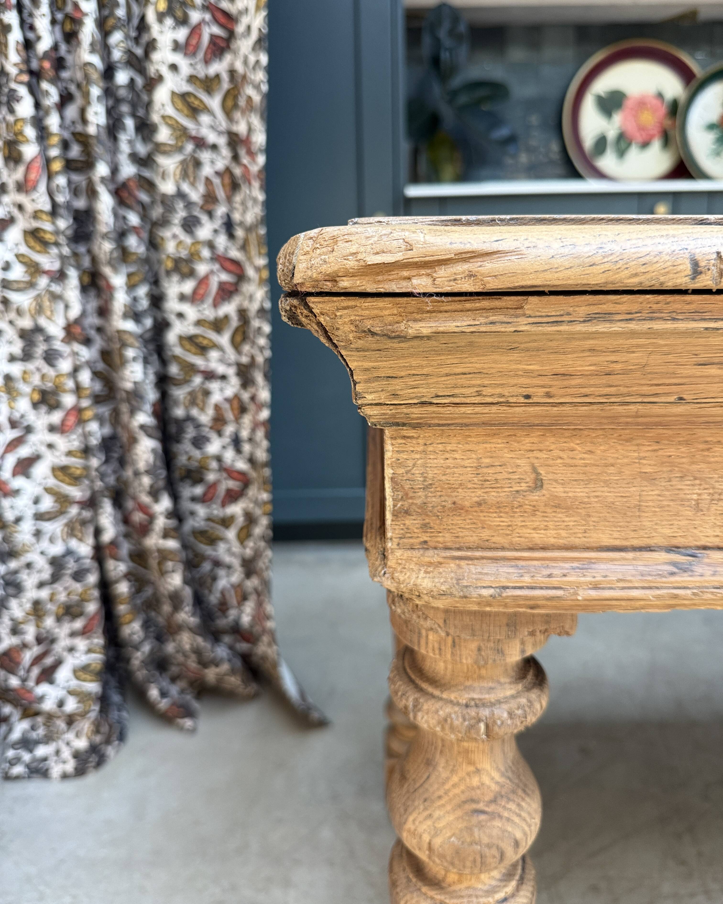 Farm table with turned legs in oak (renovated)