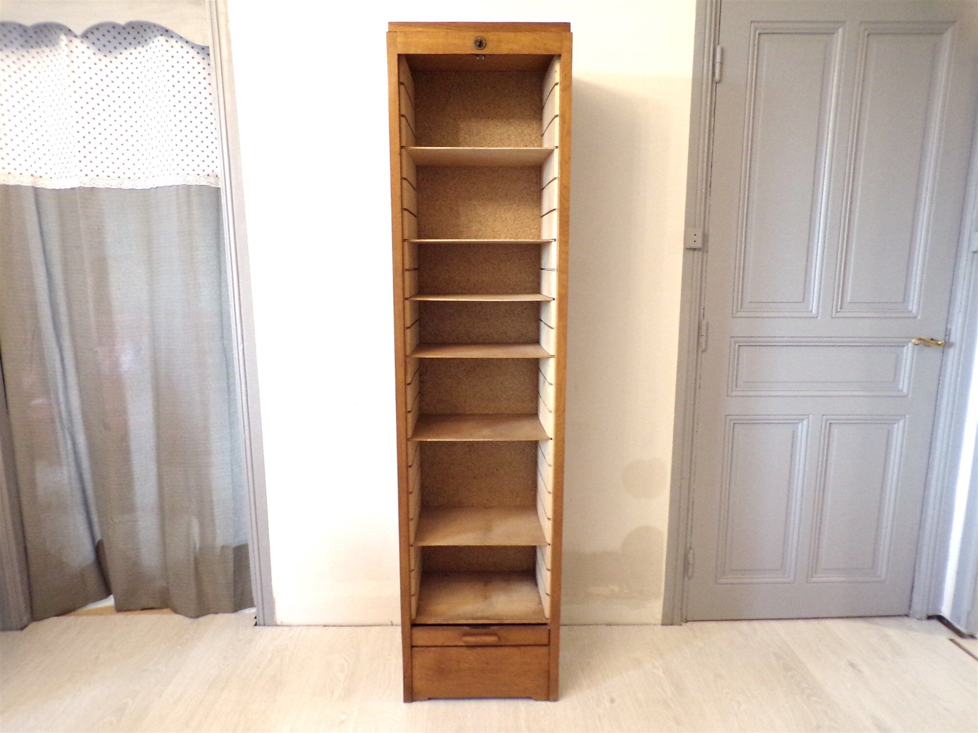 Vertical binder with curtain