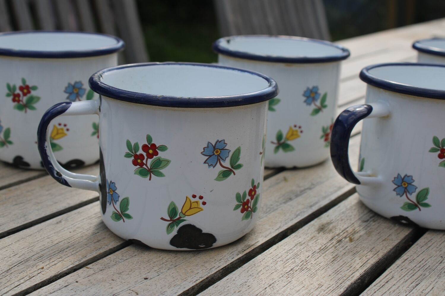 Enamelled sheet metal cups