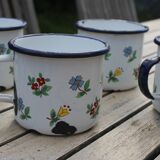 Tasses en tôle émaillée