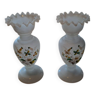 Paire de vases en opaline émaillée Art Nouveau