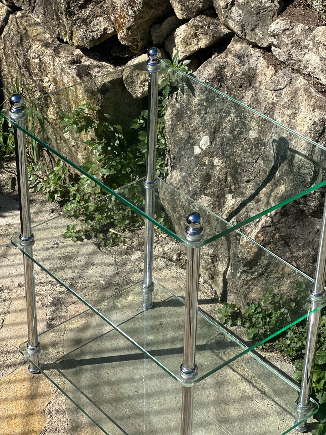 Petite étagère en verre et chrome .