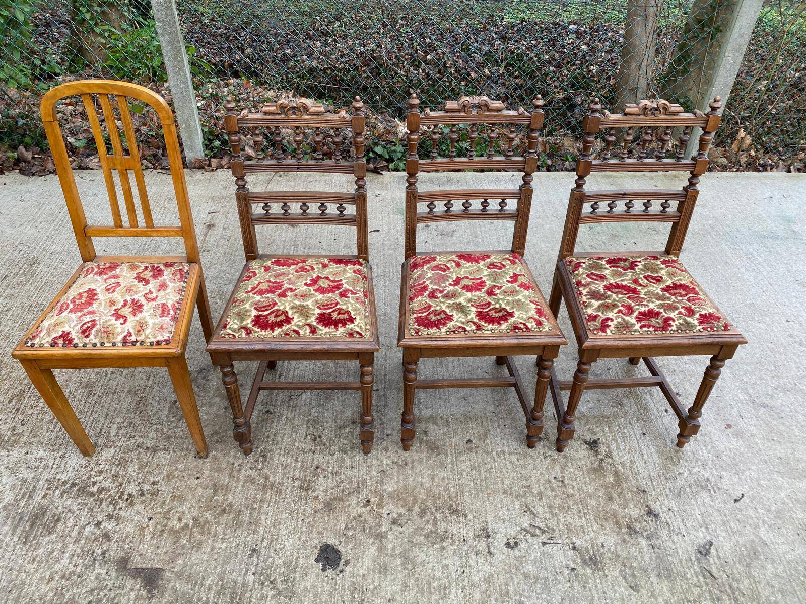 Chaise en bois et tapisserie brodée