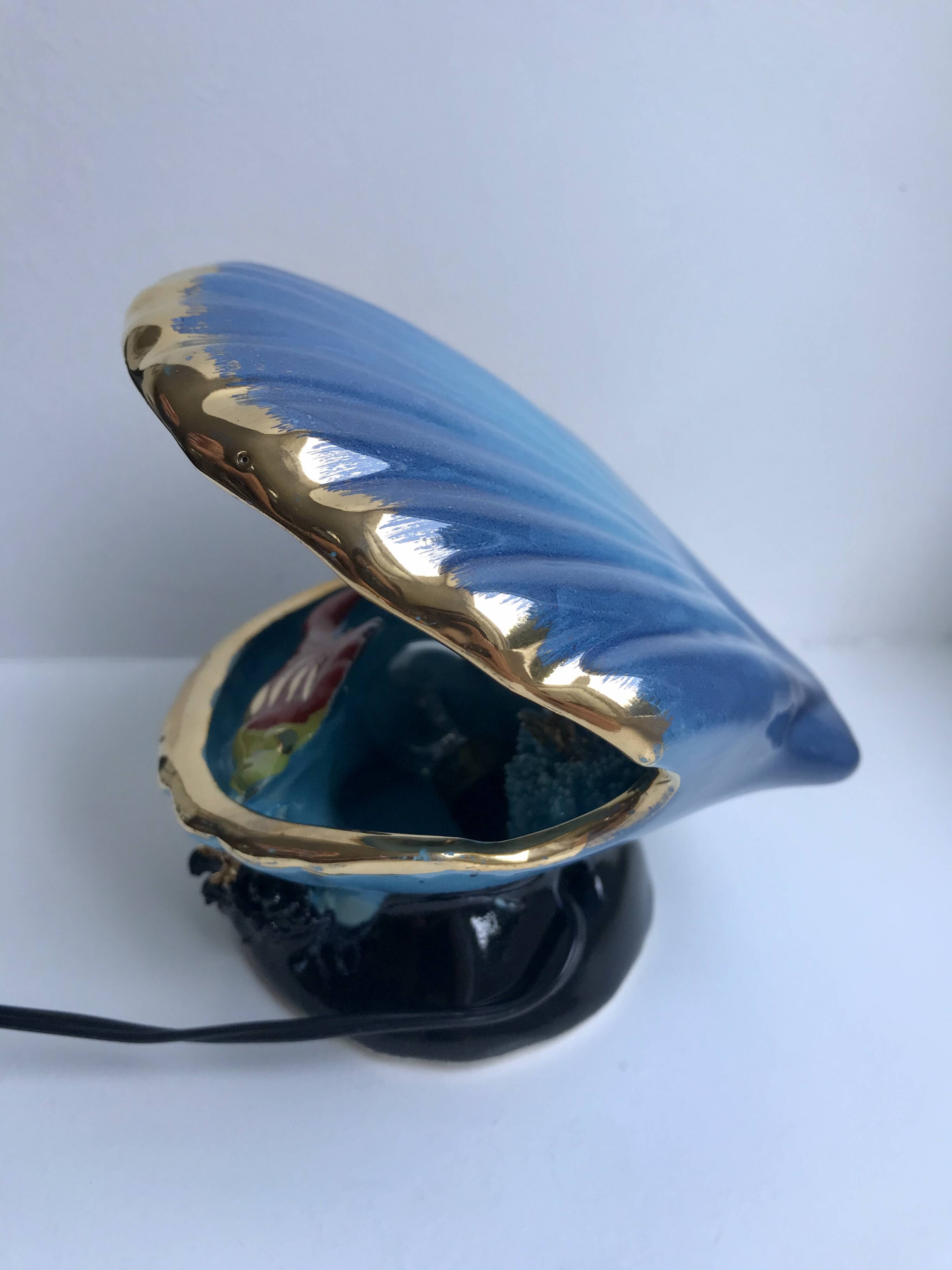 Petite lampe coquillage bleu et poissons signée vallauris années 1970