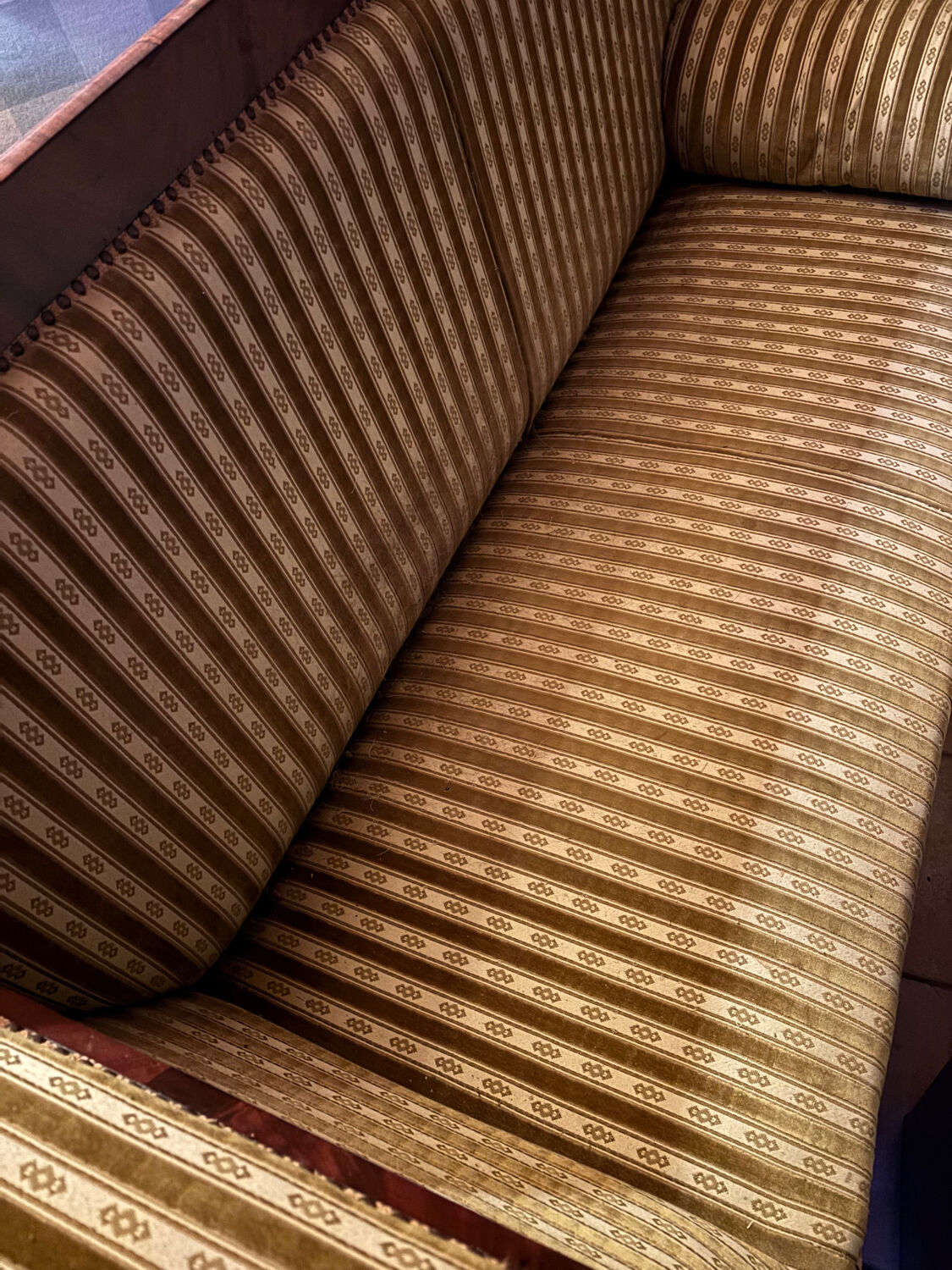 Canapé ancien de caractère en bois massif