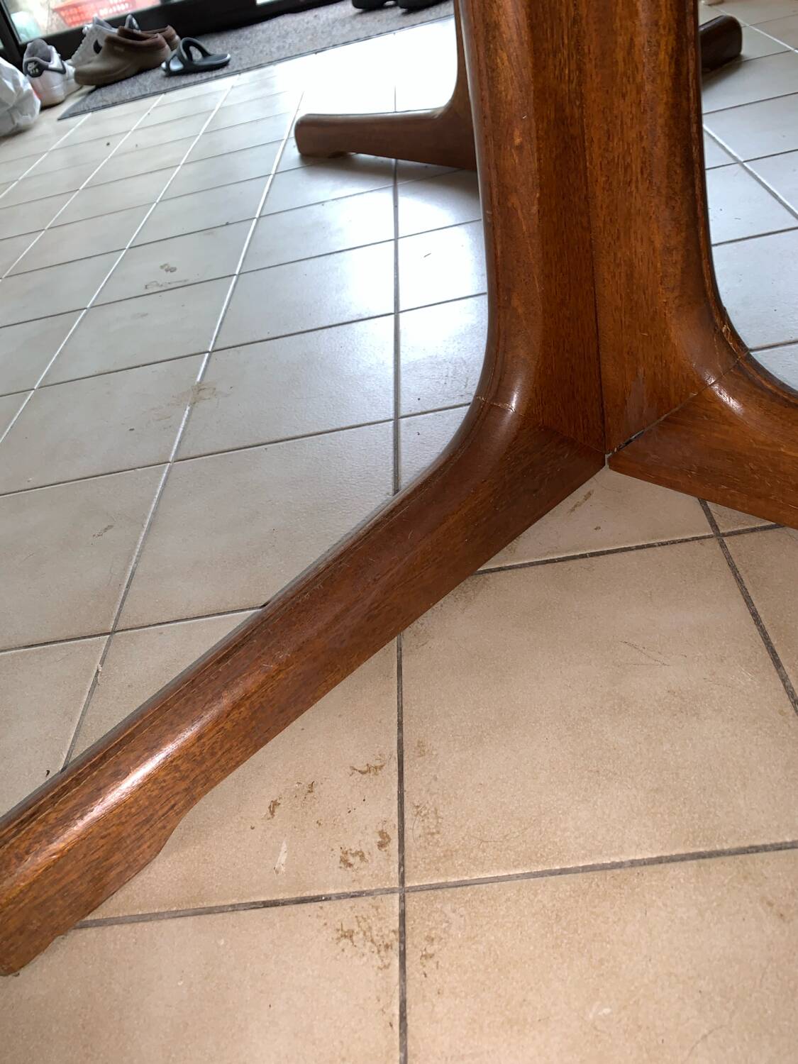 Baumann oval table with extensions