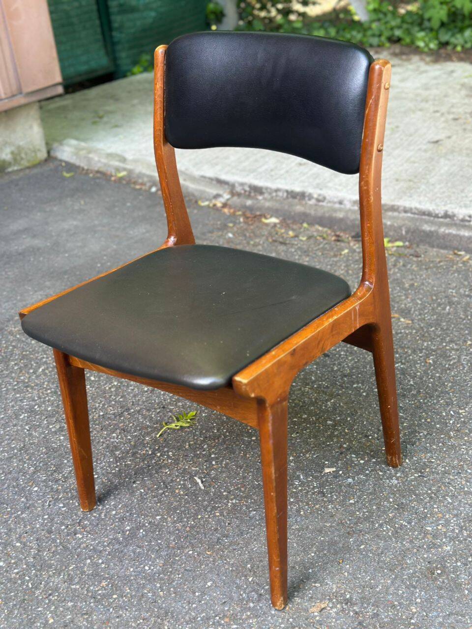 Chaise à manger scandinave en bois massif et cuir noir Danemark 1960