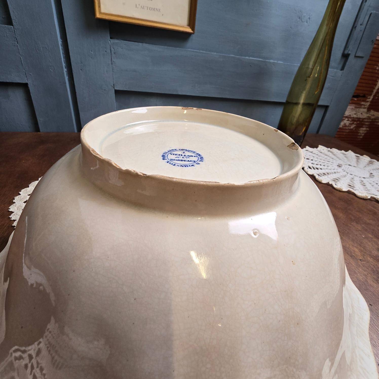 Antique salad bowl by Jules Vieillard & Cie Bordeaux, shell shape – 19th century