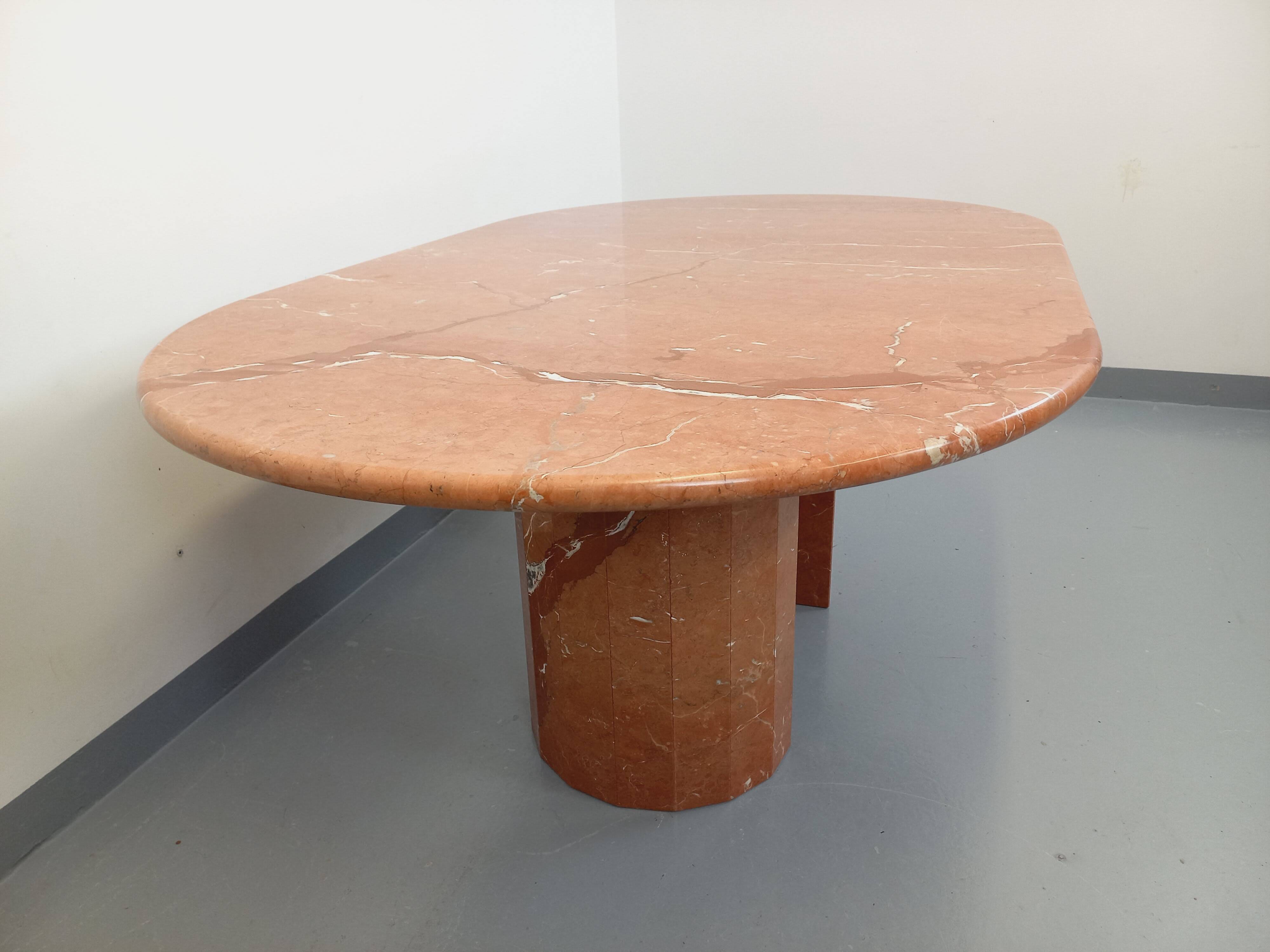Vintage oval dining table in pink marble from the 70s 80s.