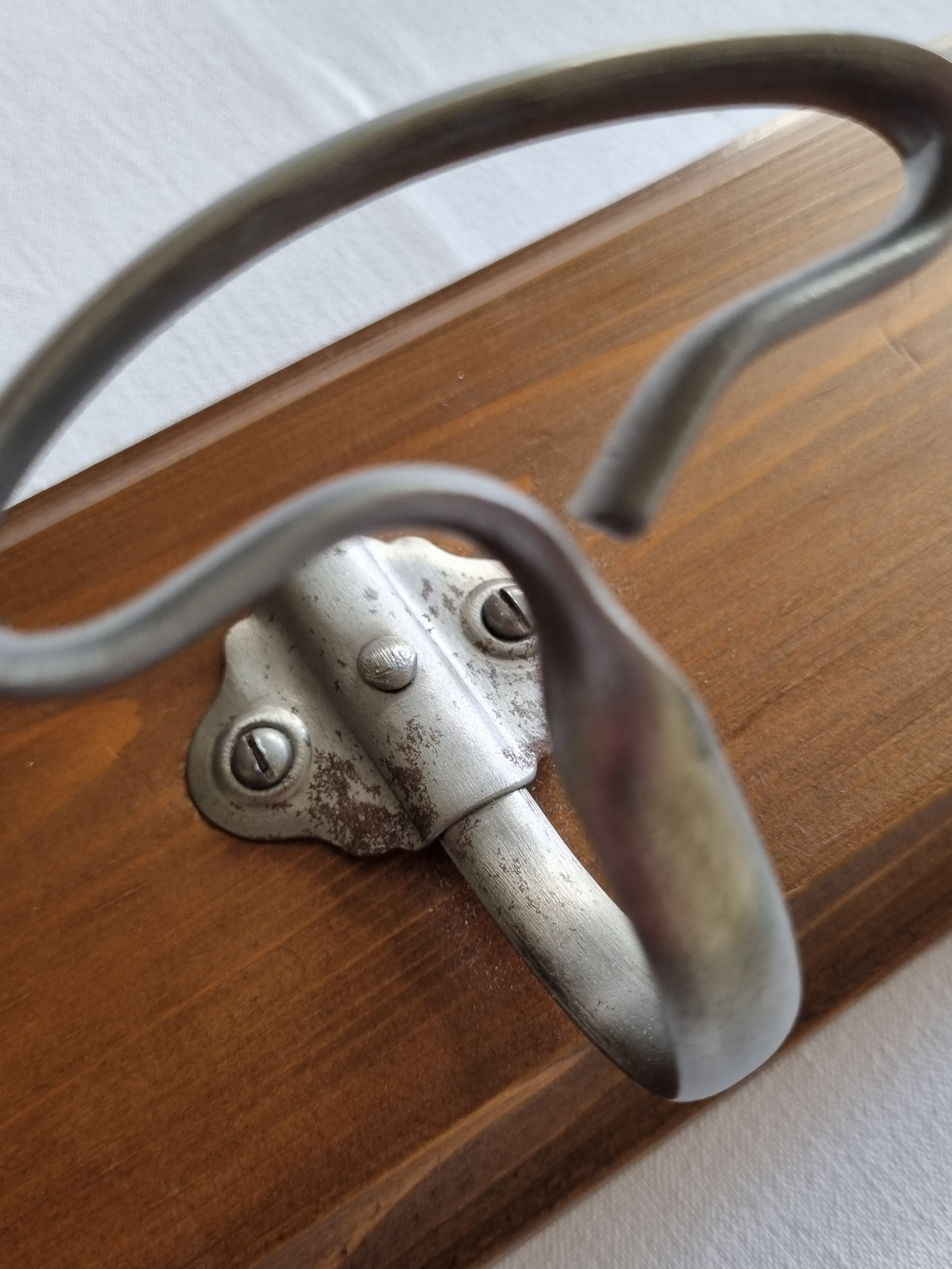 Portemanteau mural, quatre patères vintage, en acier et bois, 90 cm