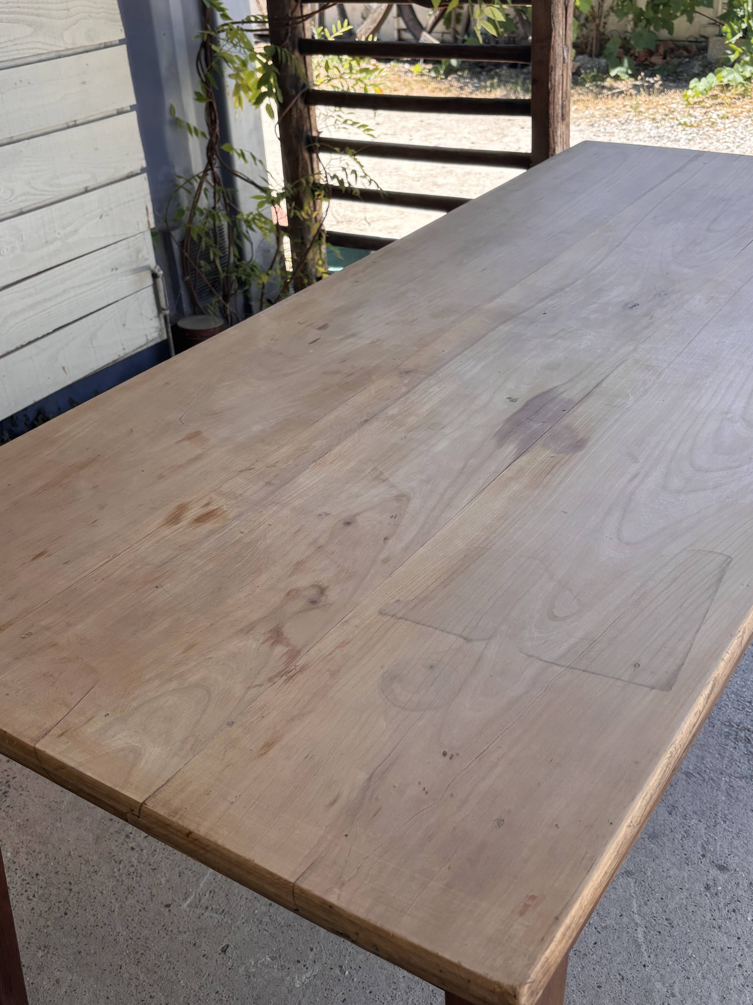 Grande table de ferme.