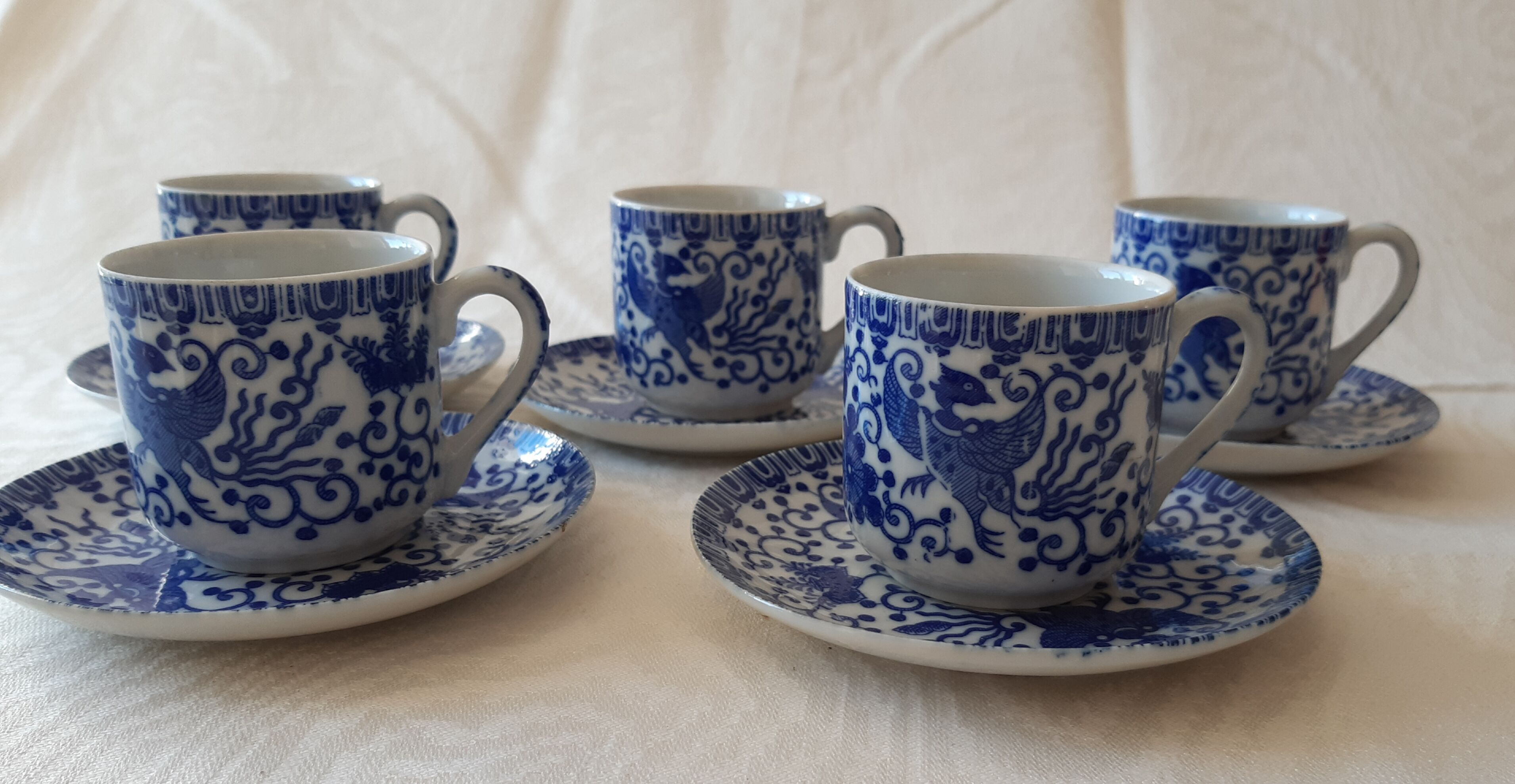 5 tea cups and fine porcelain saucers from Japan