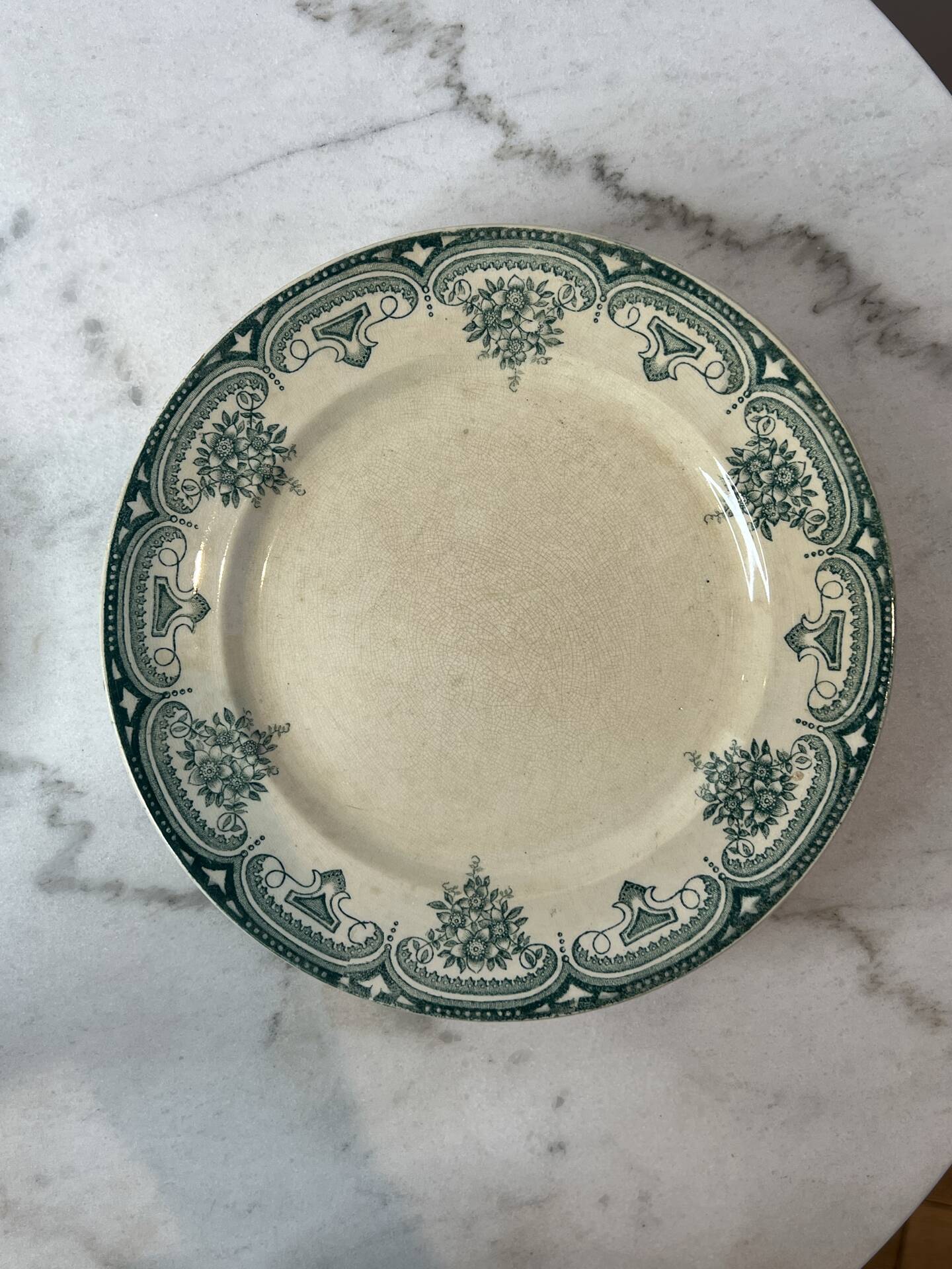 Set of 6 flat plates, ironstone Narcisses Onnaing.