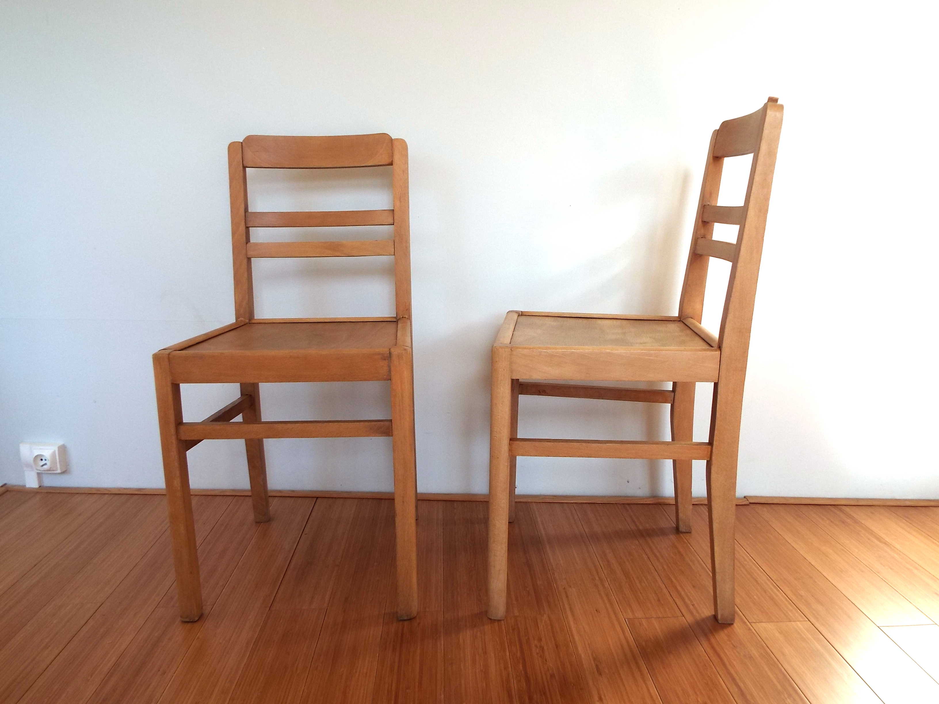 2 wooden chairs type reconstruction