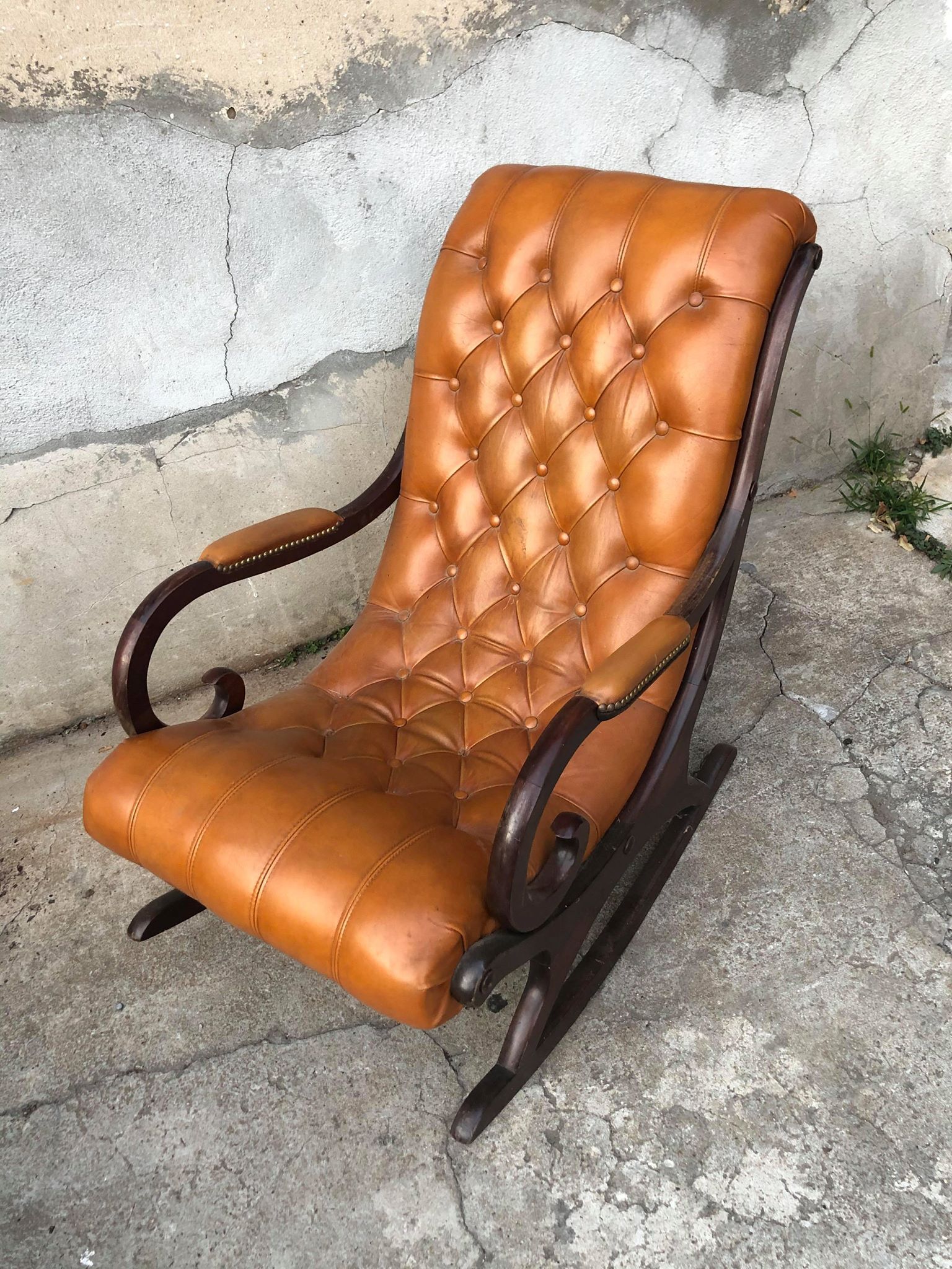 Rocking chair In studded orange leather Chesterfield