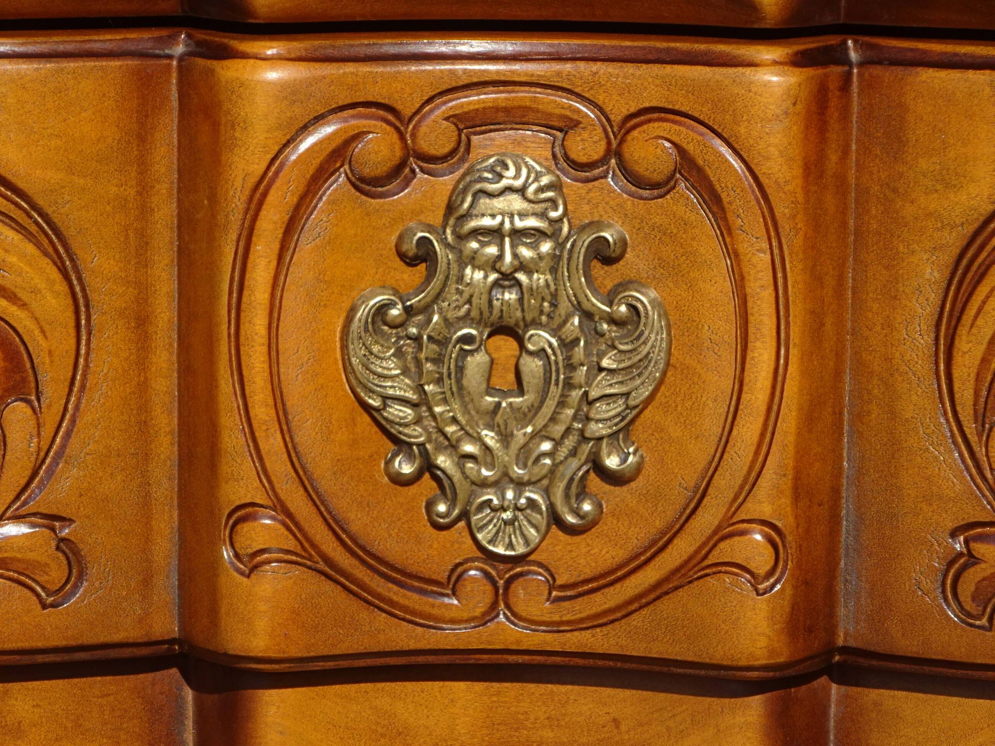 Secrétaire en merisier massif style Louis XV