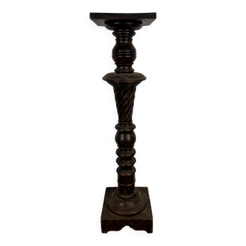 Column pedestal in oak with a square top.
