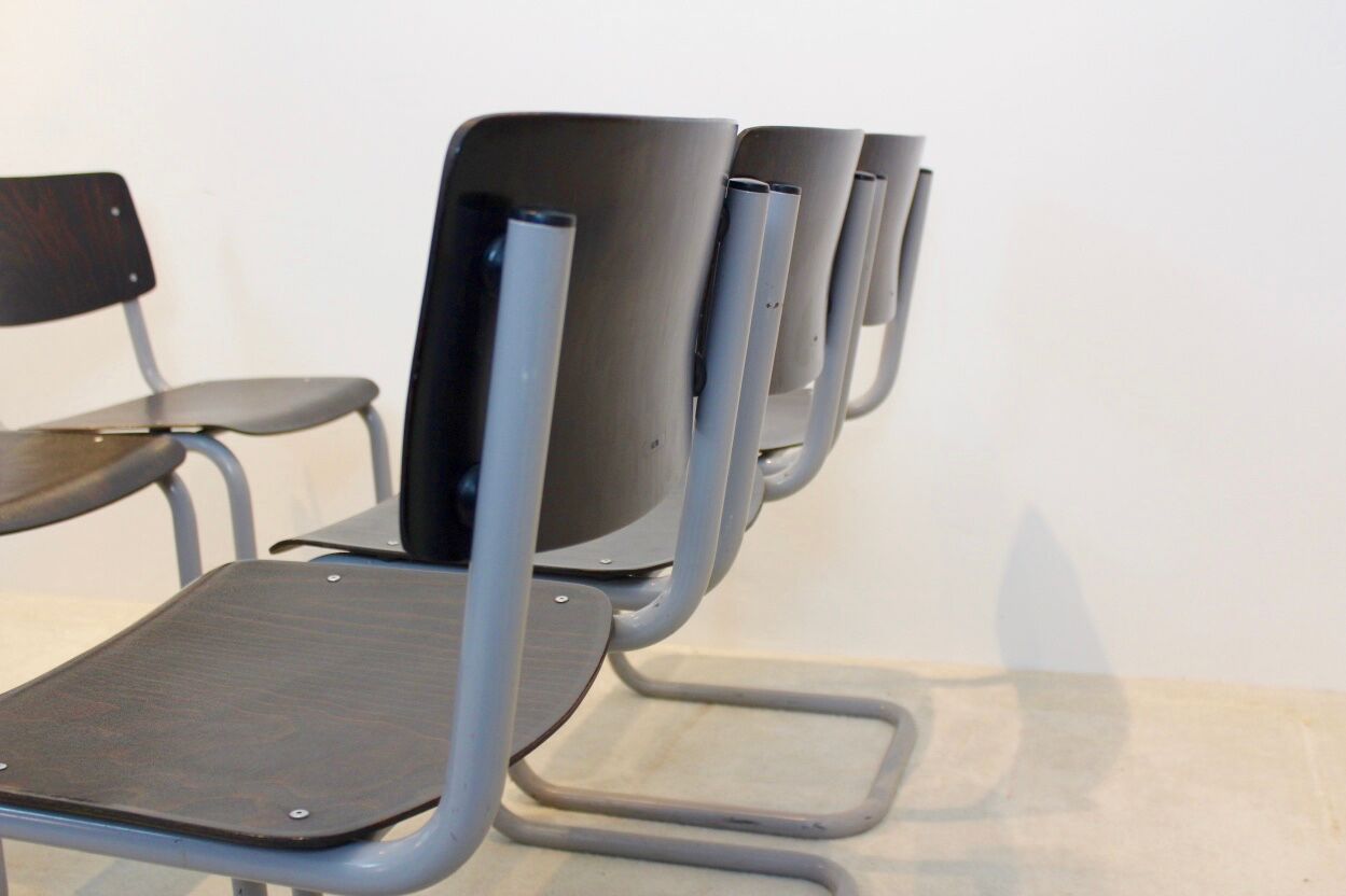 Ensemble de six chaises industrielles en contreplaqué Gispen dans un cadre gris et wengé.