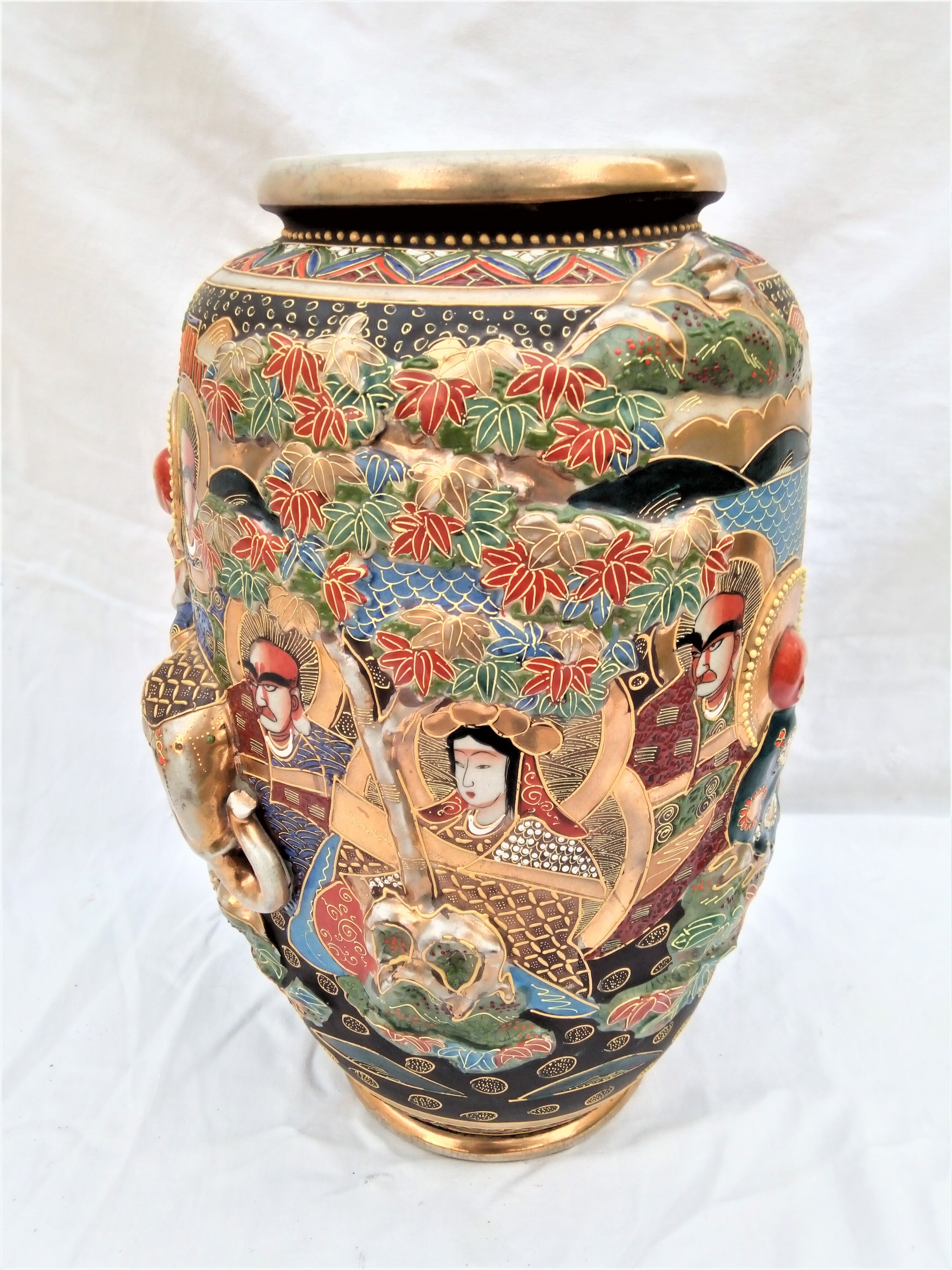 Rare and large vase satsuma in round bump. Mid-20th.