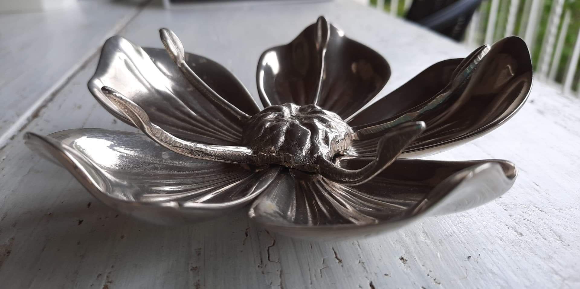 Flower ashtray with removable petals