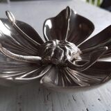 Flower ashtray with removable petals
