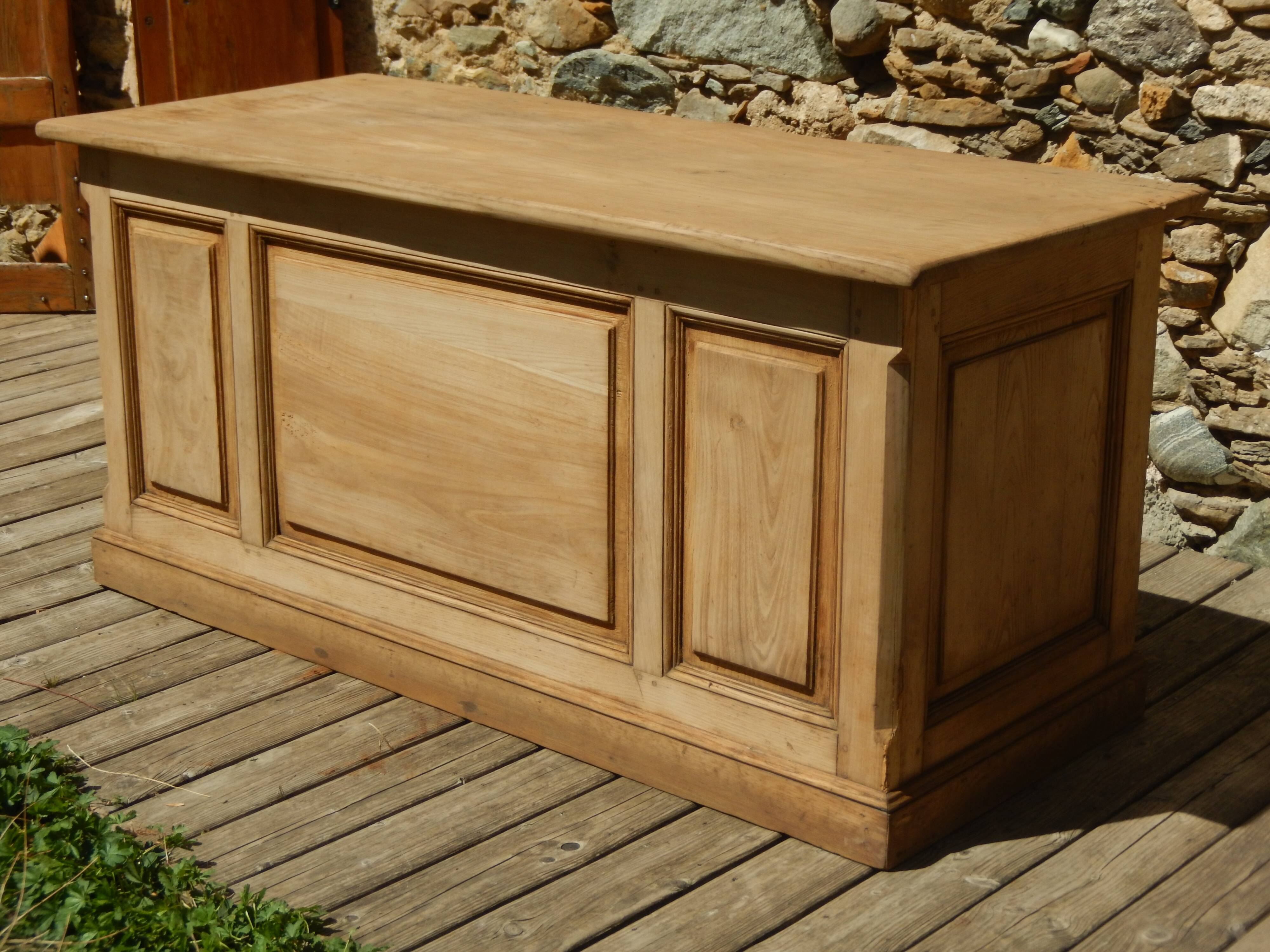 Exceptional commercial bank counter, professional furniture, kitchen island.