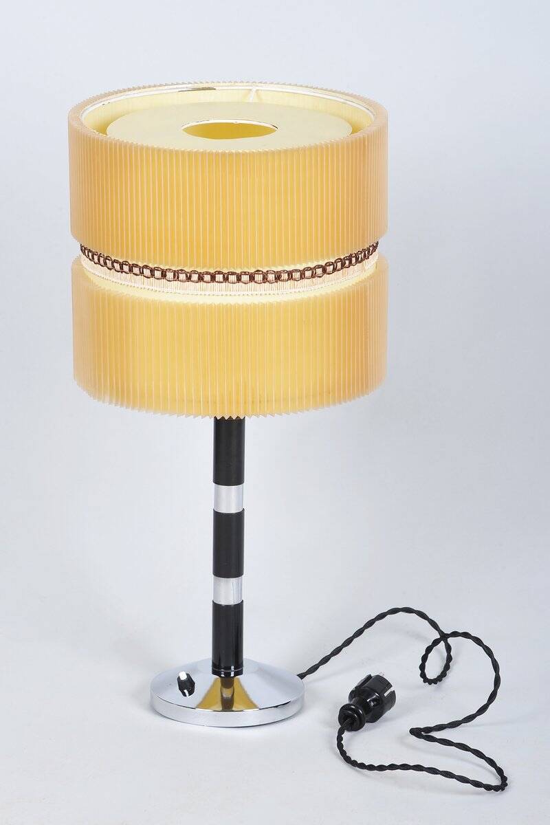 Lampe de table tchèque Art Déco en acier chromé, hêtre et parchemin, années 1940