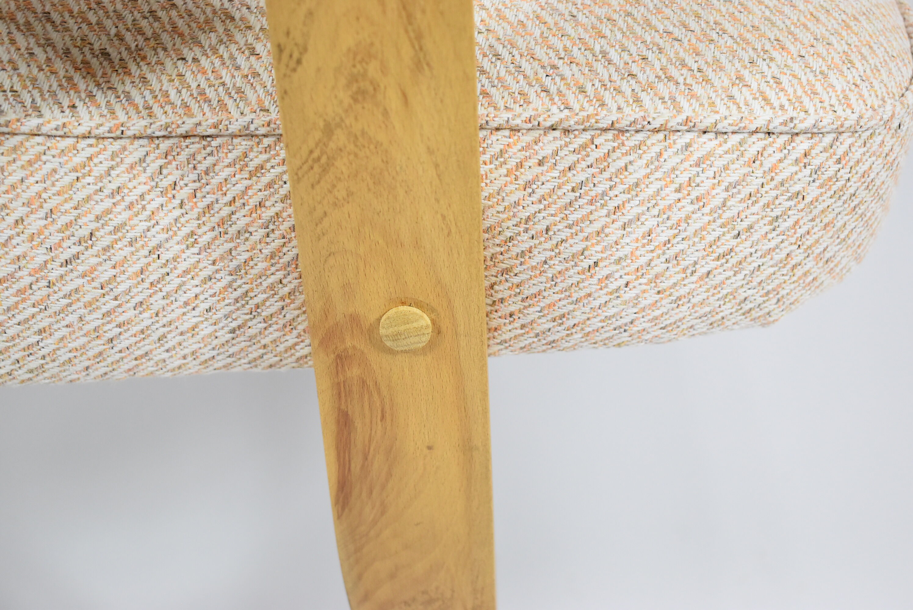 Fauteuil original 366 designer J.Chierowski années 1960, beige, bois de chêne
